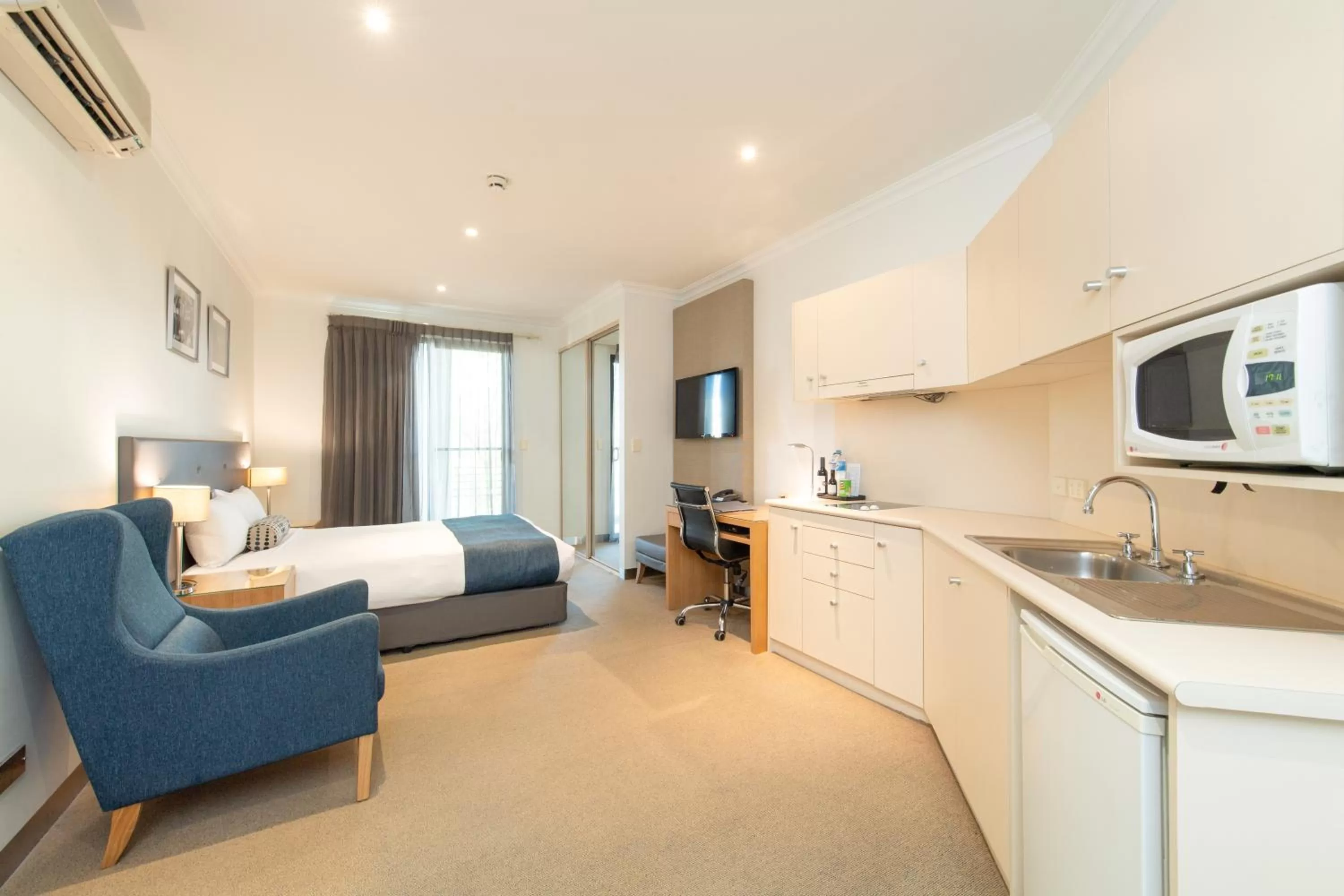 Kitchen or kitchenette, Bed in Mawson Lakes Hotel