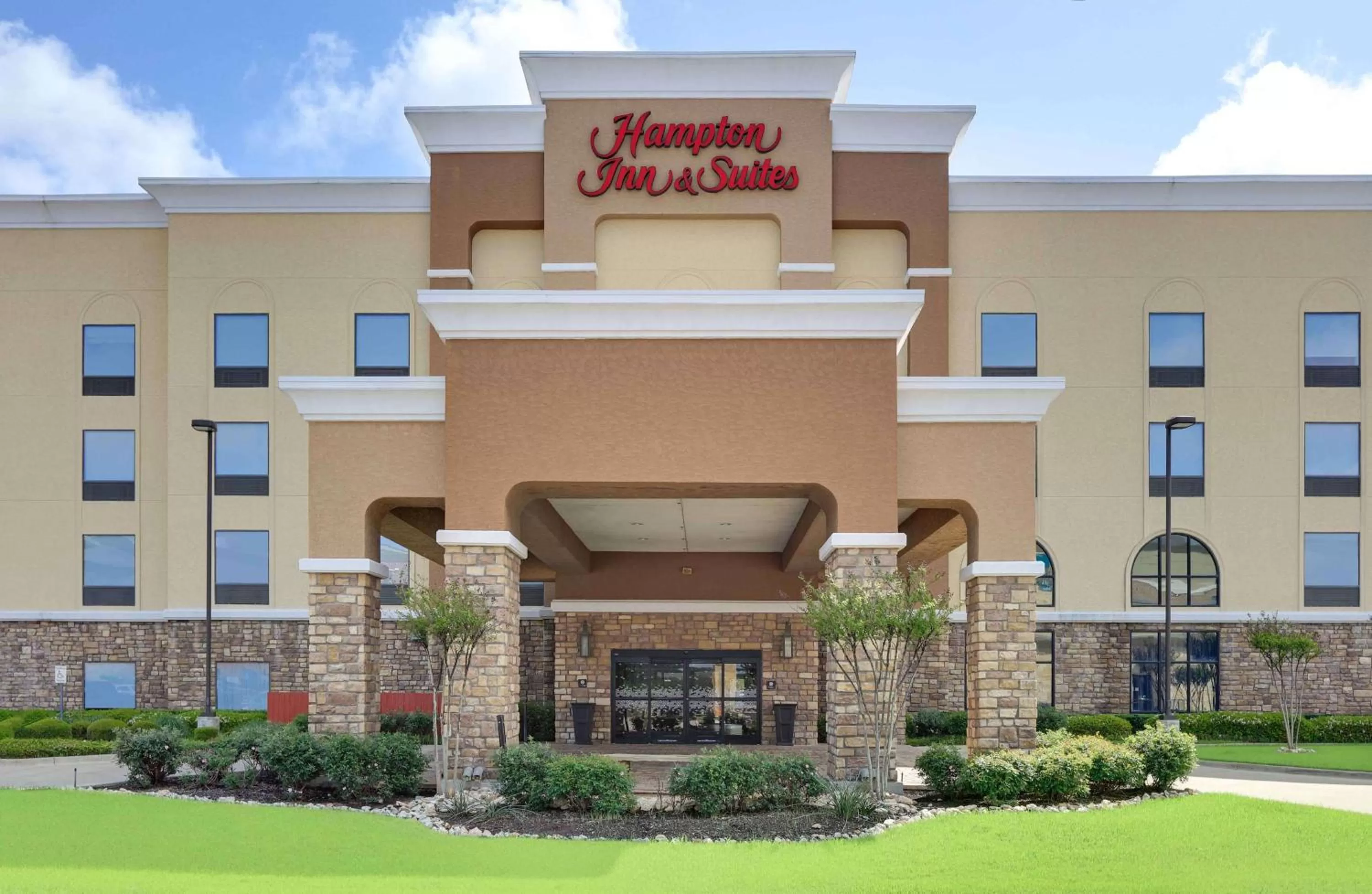 Property building in Hampton Inn & Suites Dallas-Arlington-South