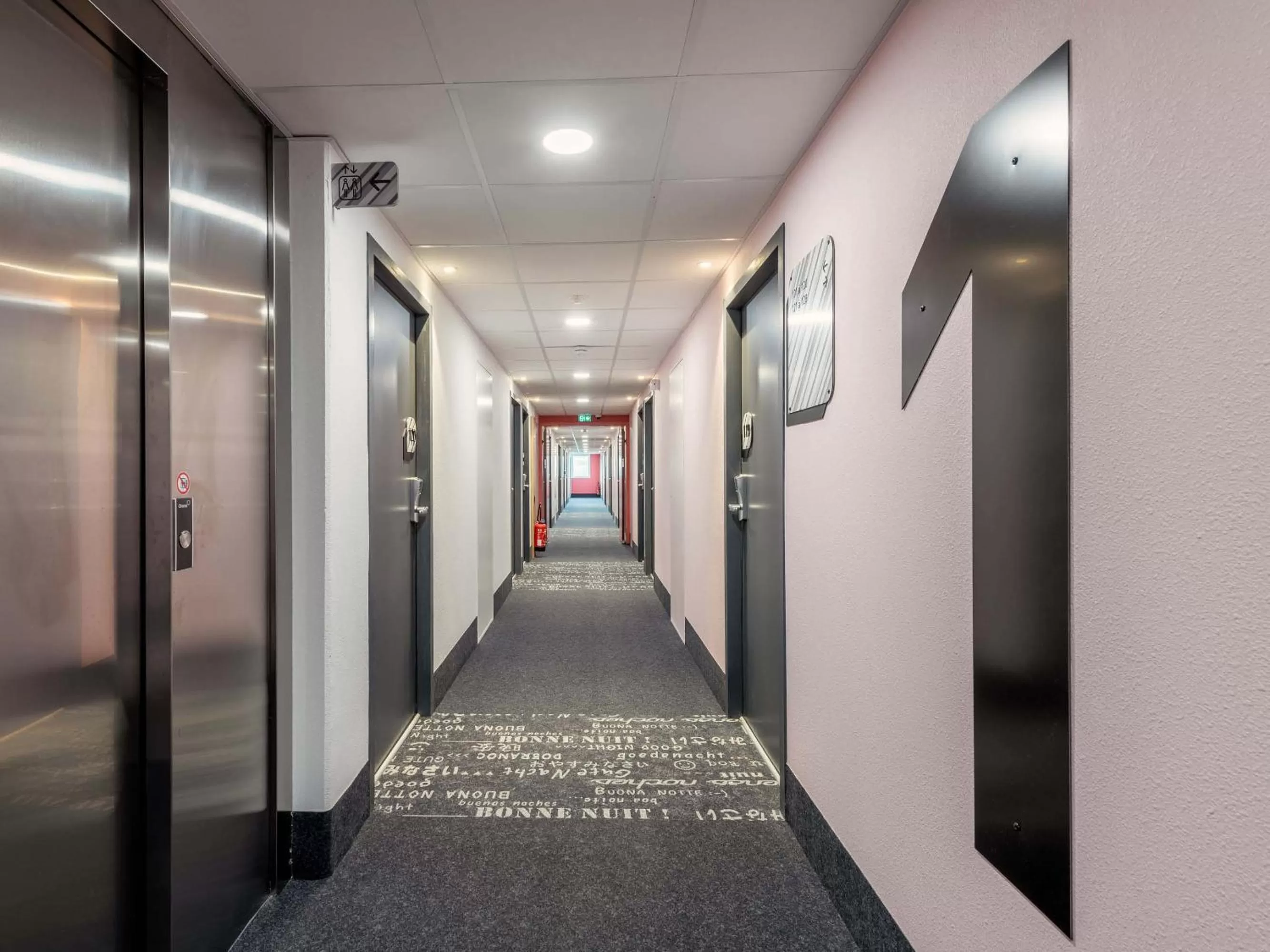 Decorative detail in B&B HOTEL Landerneau Bois Noir