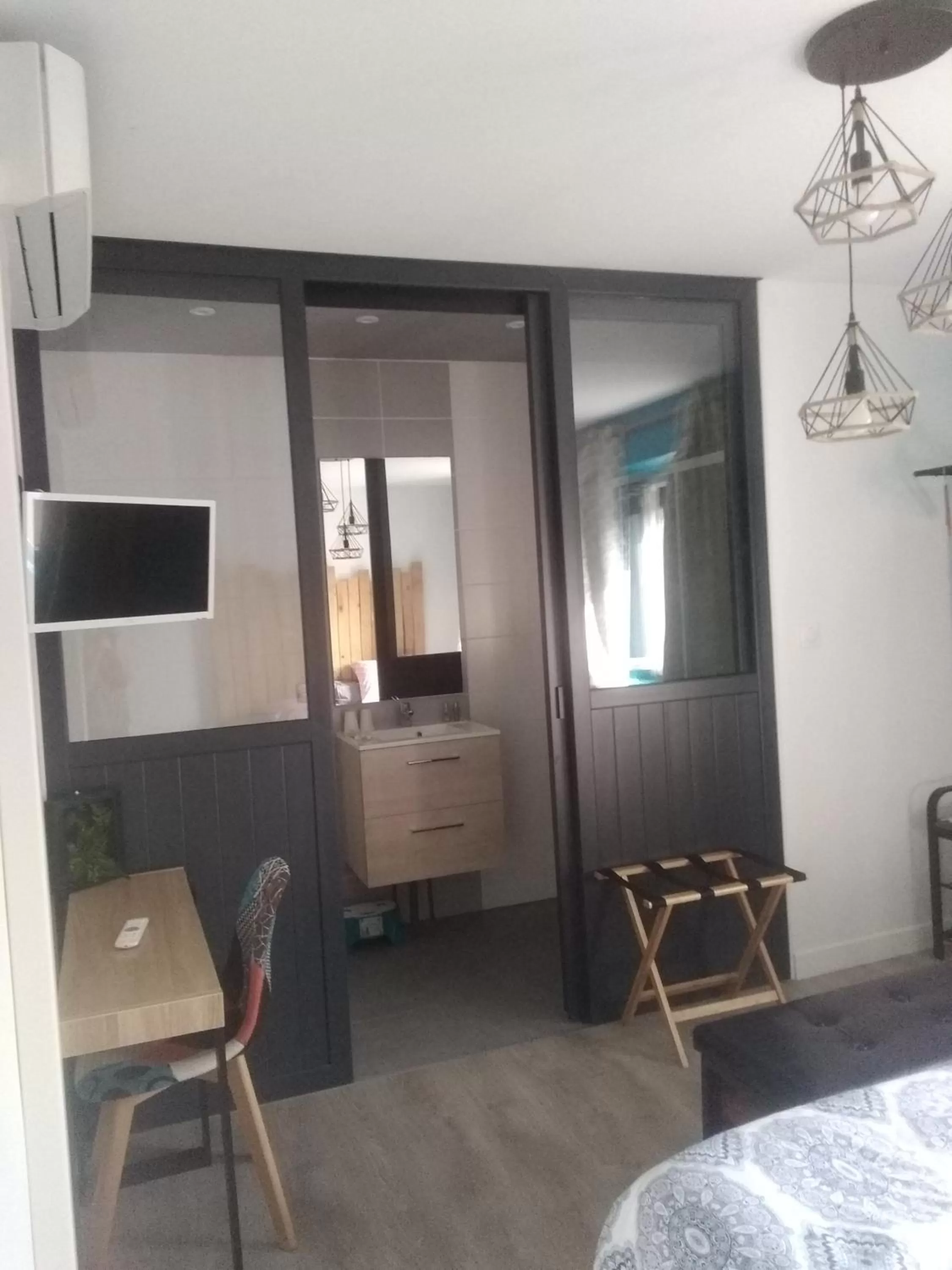 Bathroom, TV/Entertainment Center in Virginie et Serge