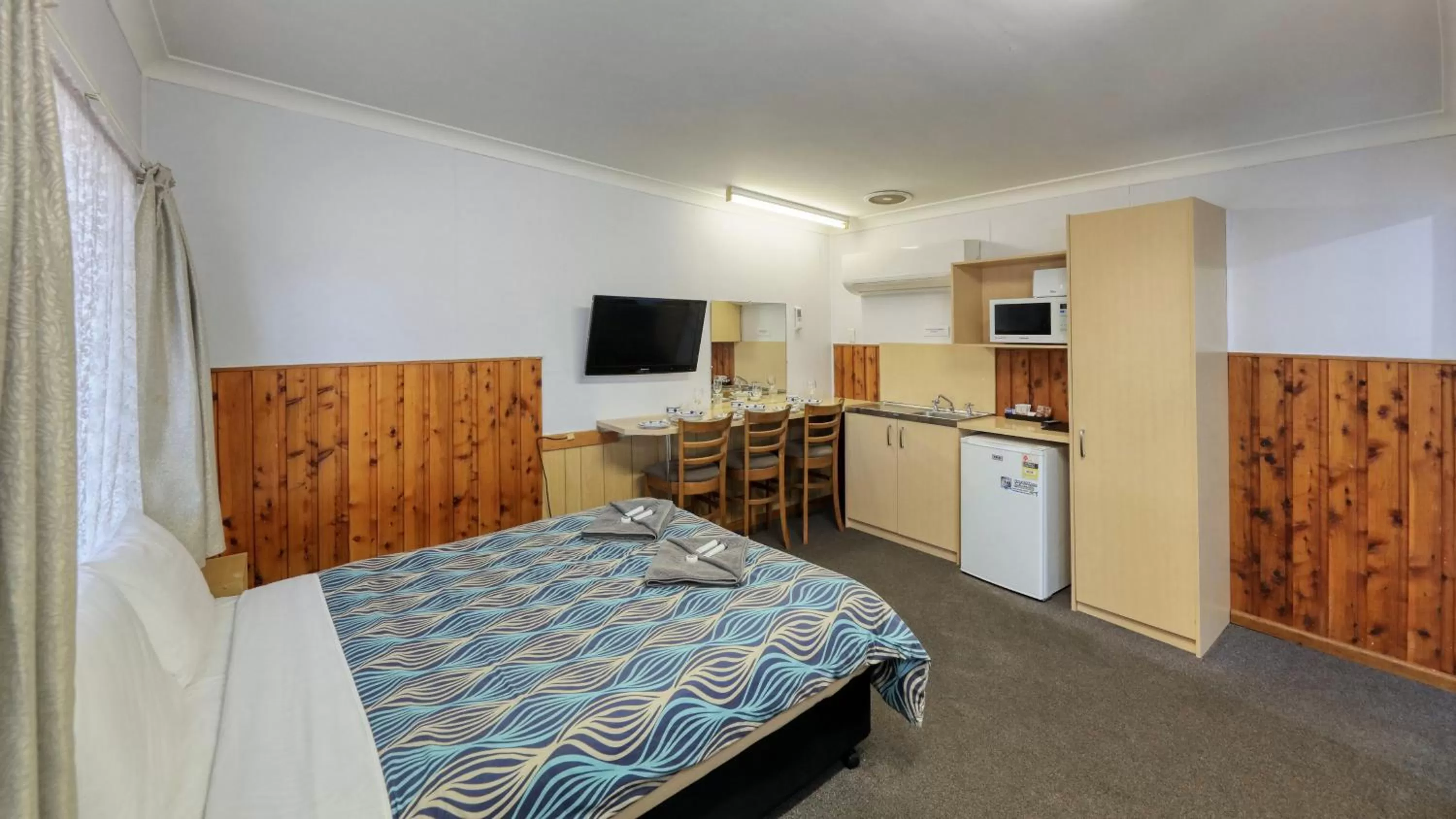 Dining area, Bed in Darling River Motel