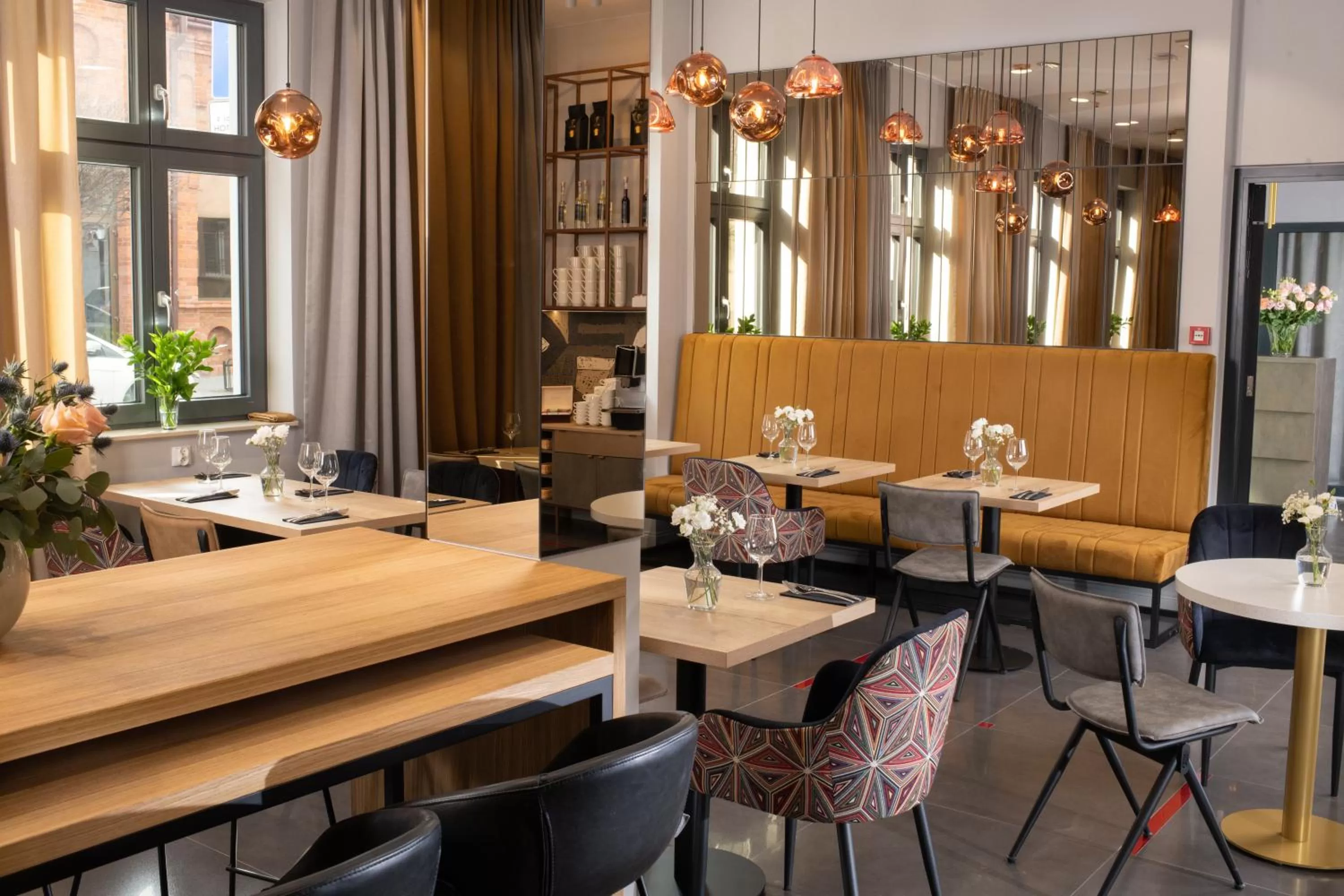 Restaurant/places to eat in Xerion Hotel