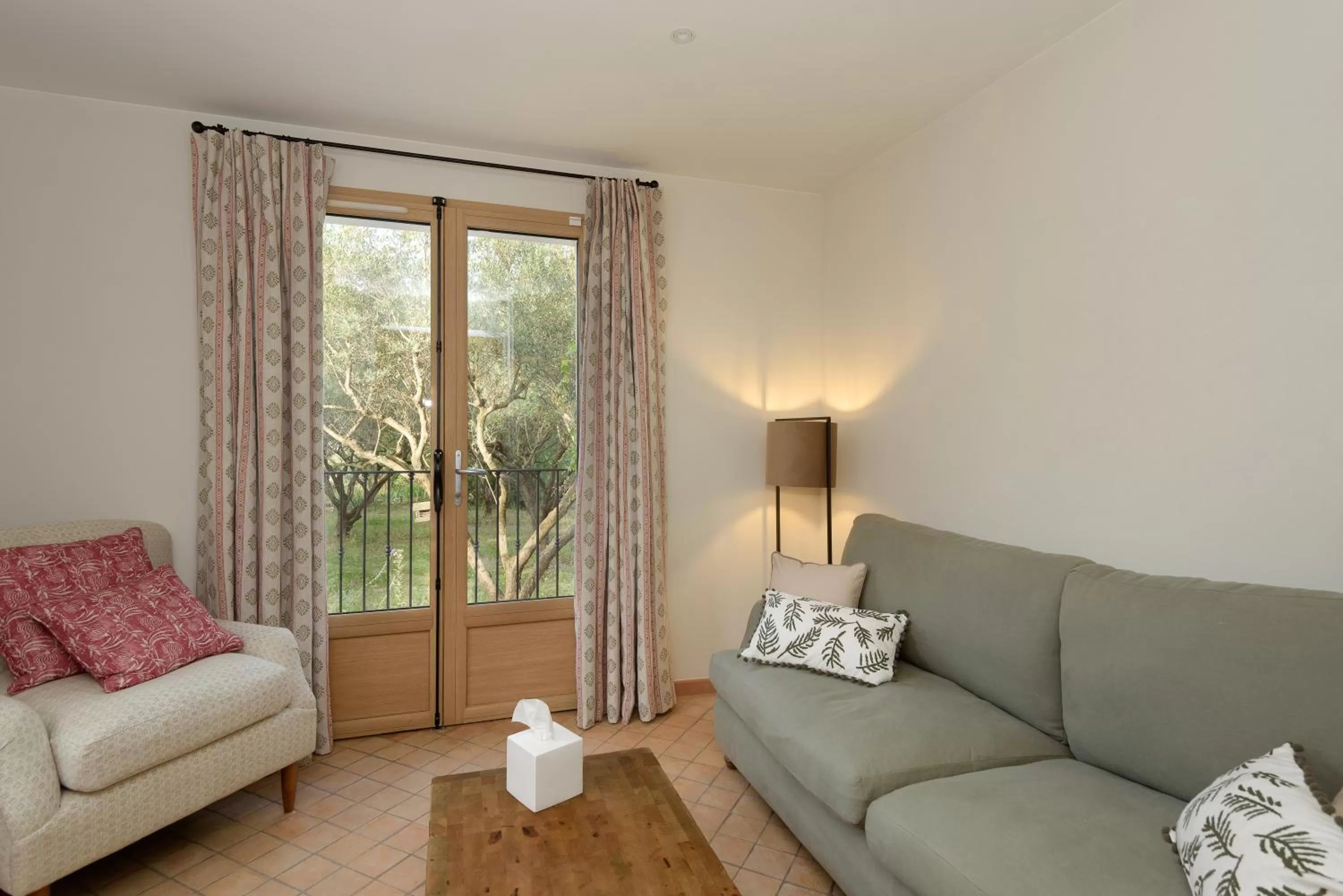 Seating area in LOU CALEN