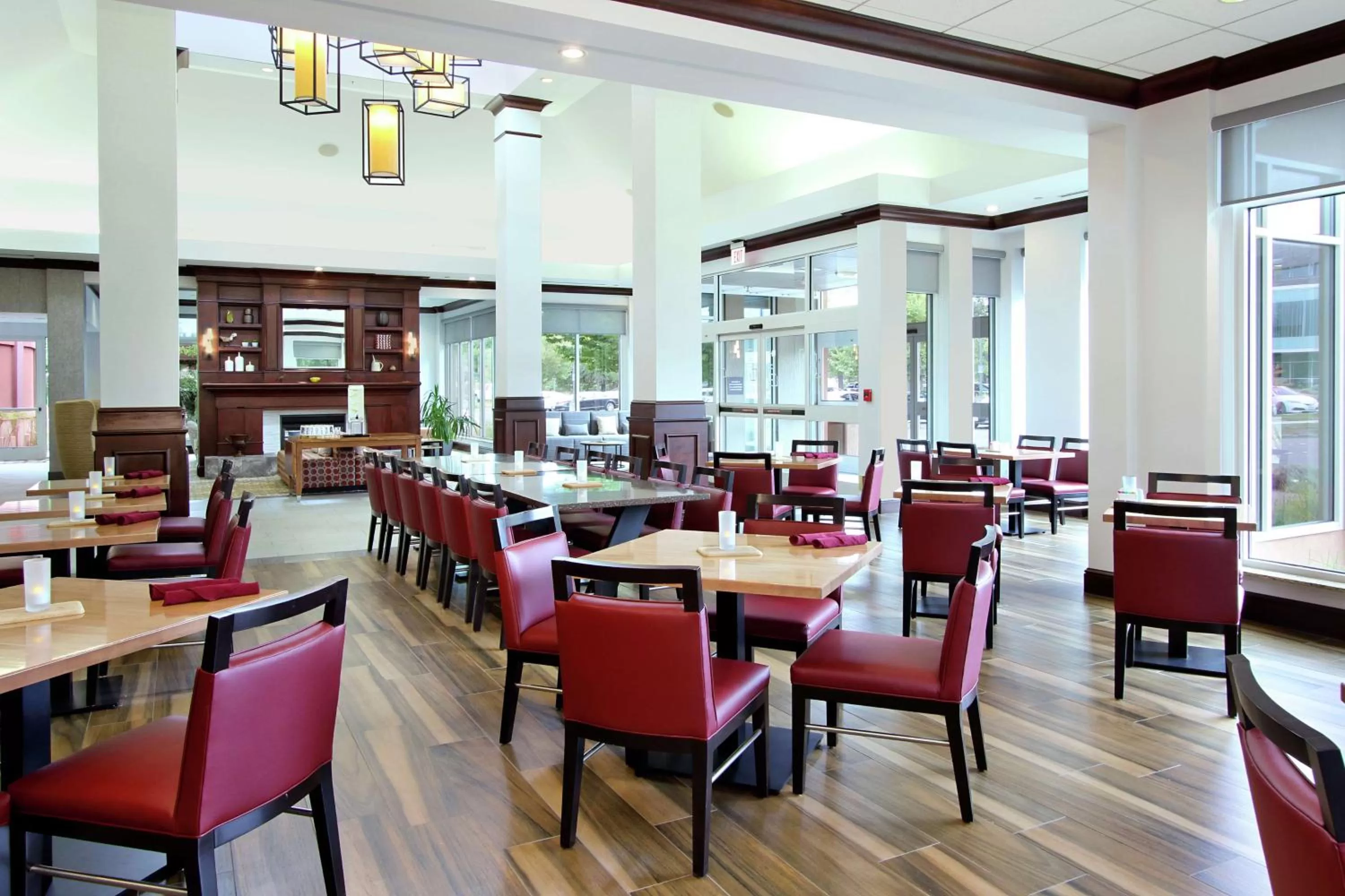 Dining area in Hilton Garden Inn Sonoma County Airport