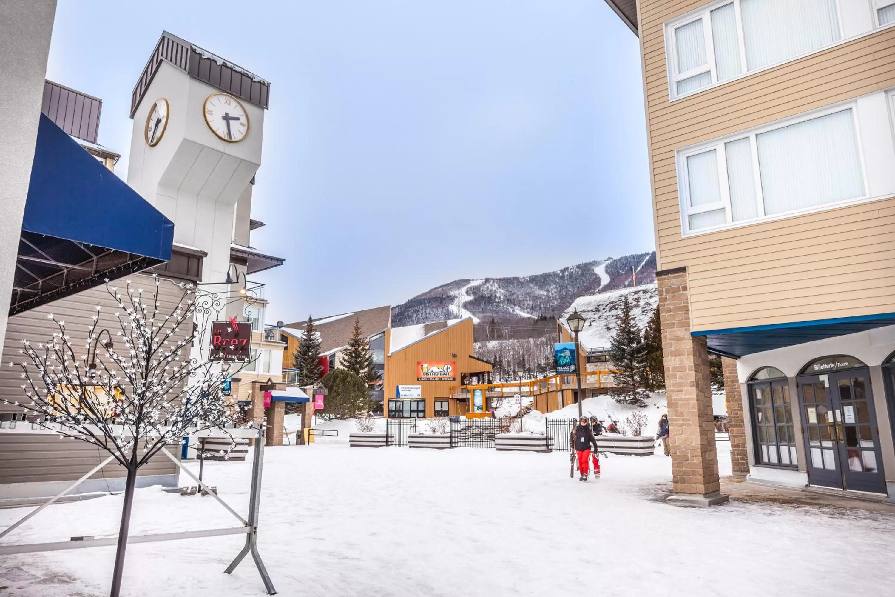 Facade/entrance in Hébergement Mont-Ste-Anne Condos