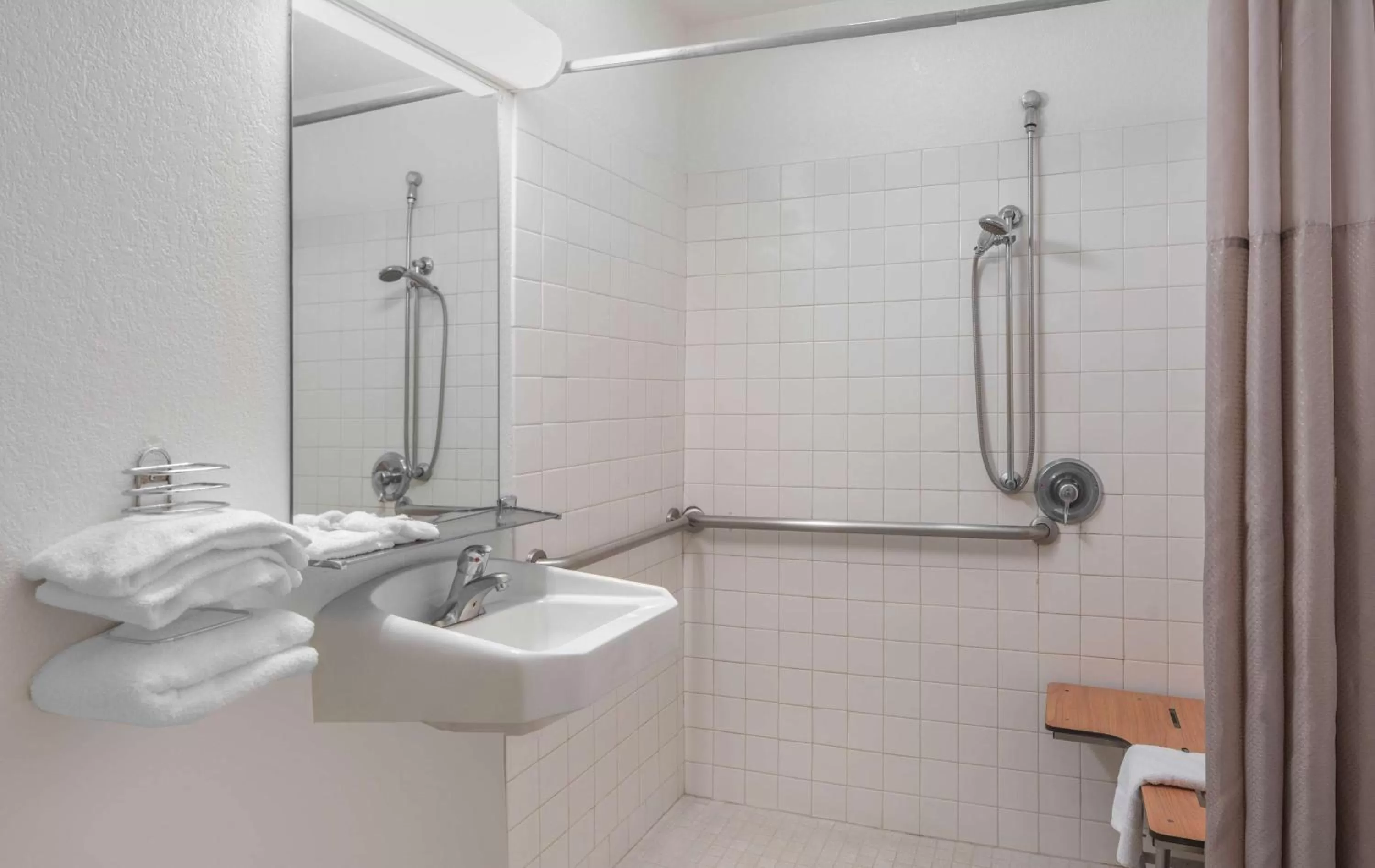 Bathroom in Motel 6-Sepulveda, CA - Los Angeles - Van Nuys - North Hills