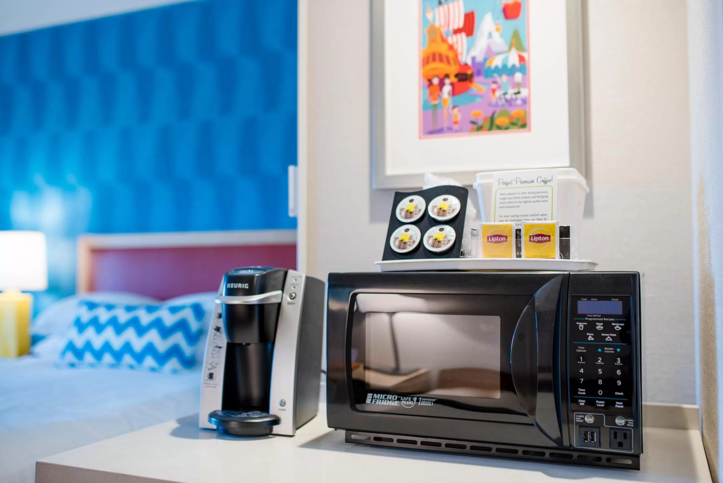 Coffee/tea facilities, Bed in Howard Johnson by Wyndham Anaheim Hotel & Water Playground