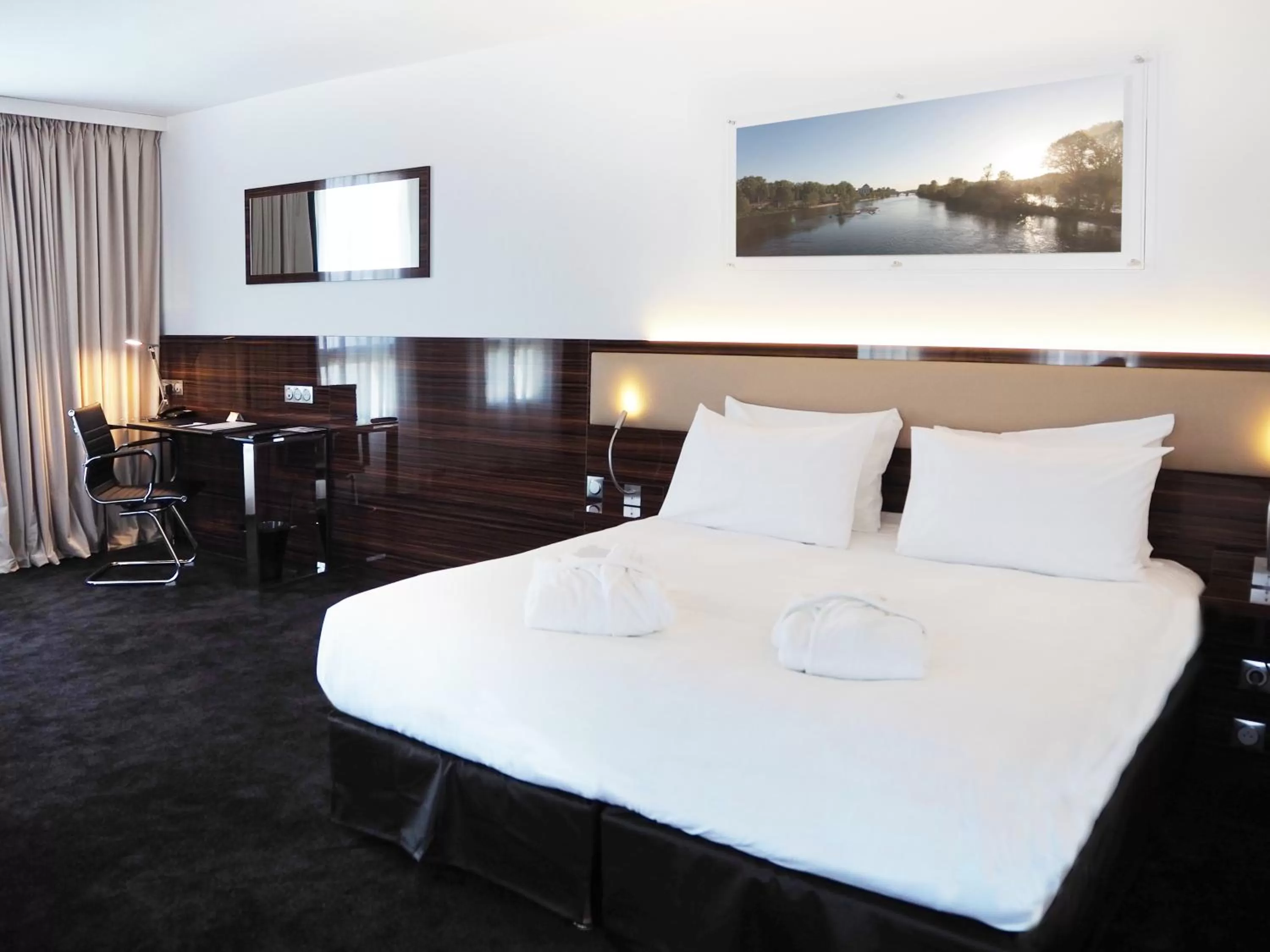 Photo of the whole room, Bed in Westotel Tours Val de Loire