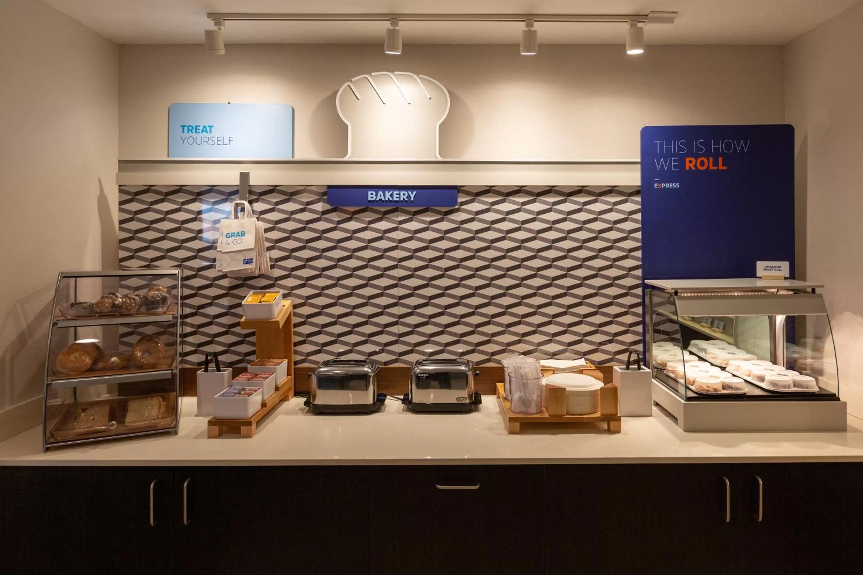 Breakfast in Holiday Inn Express & Suites - Kingfisher, an IHG Hotel