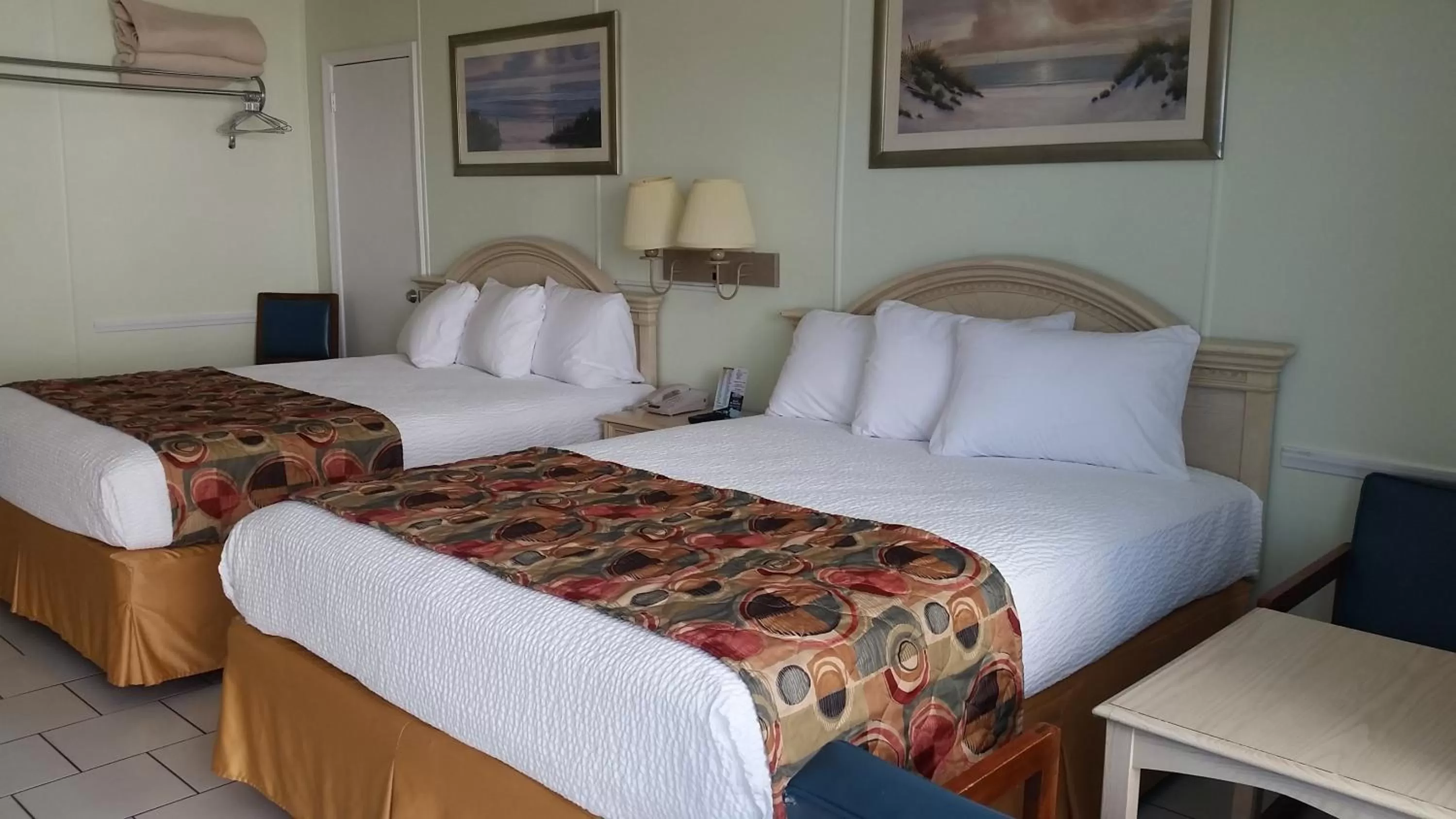 Photo of the whole room, Bed in Vancouver Motel