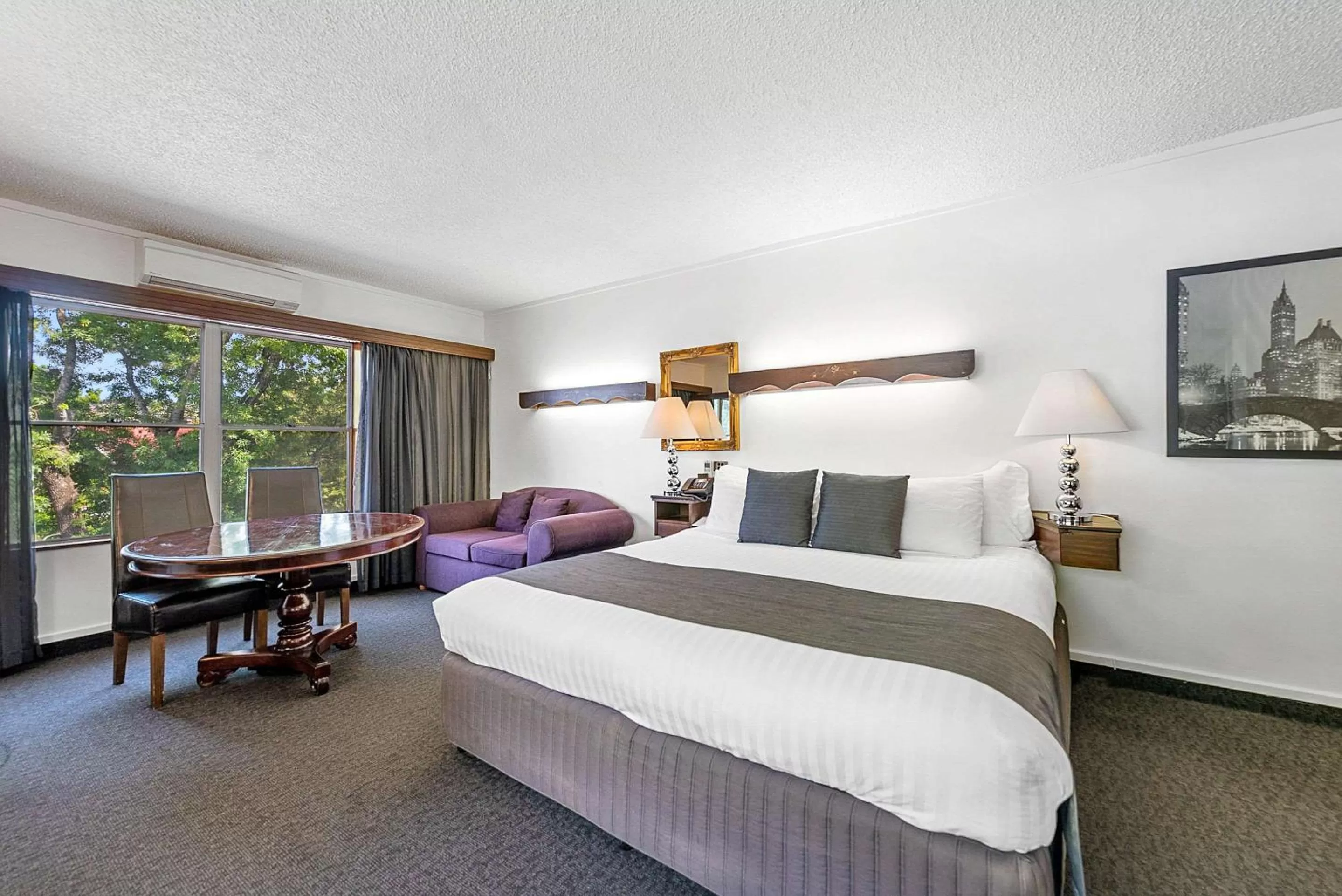 Photo of the whole room, Bed in Quality Hotel Colonial Launceston