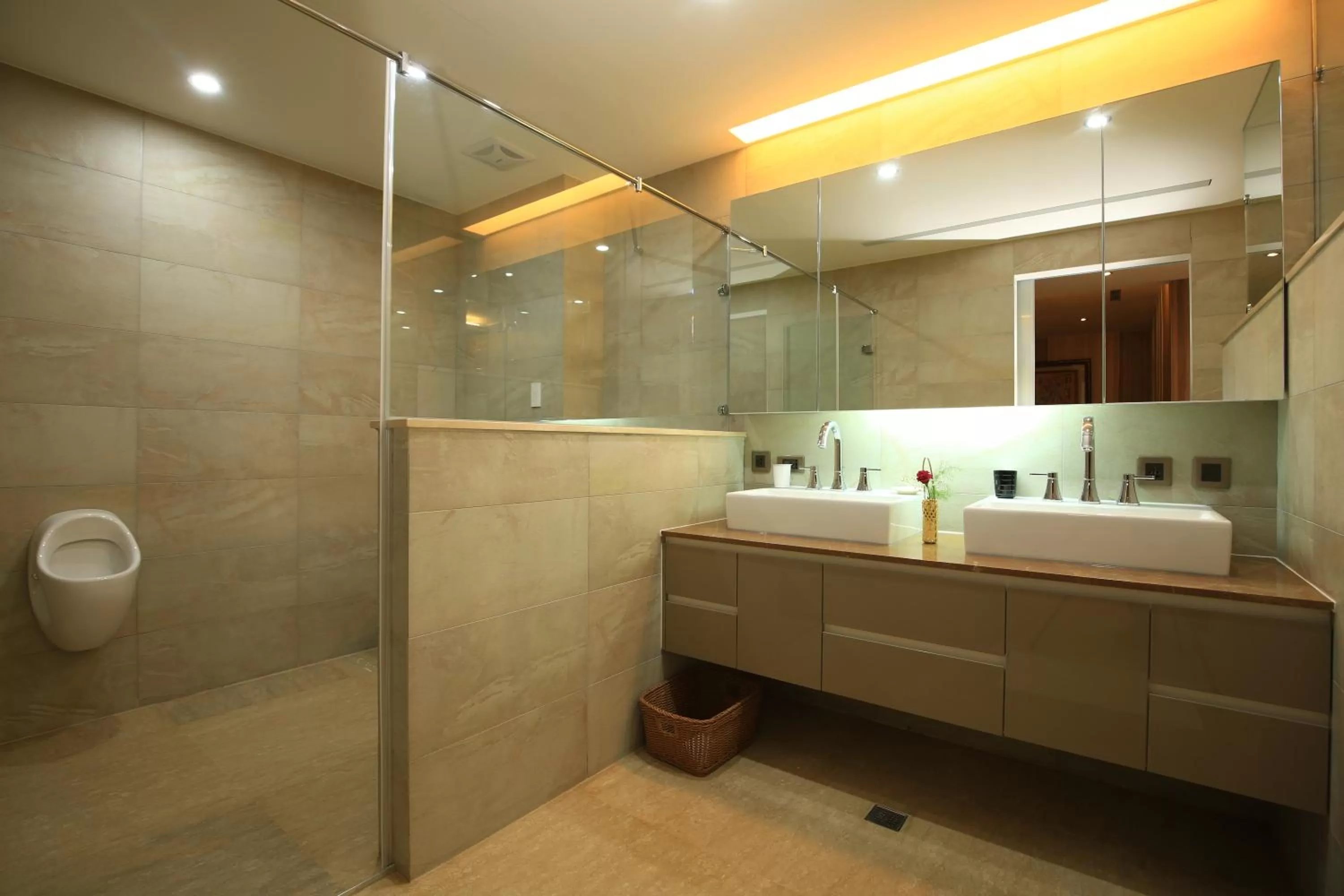 Toilet in Darlon Hotel