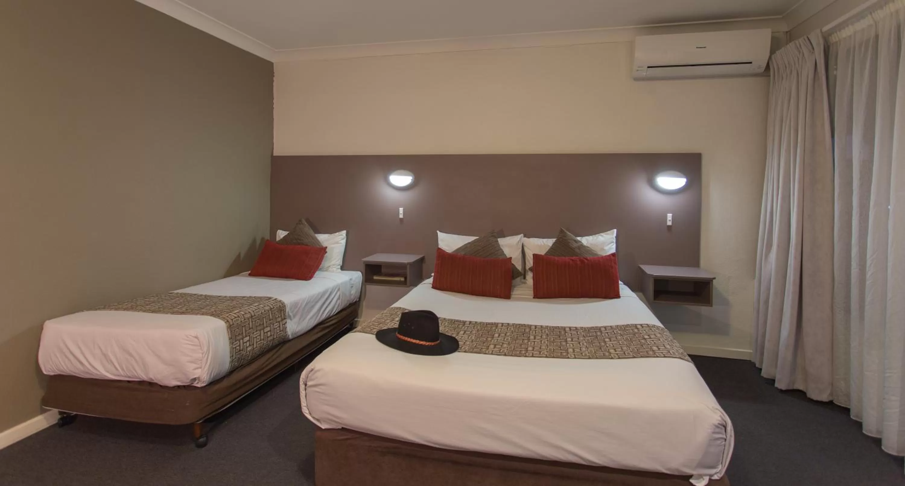 Street Front Twin Room in Diplomat Hotel Alice Springs