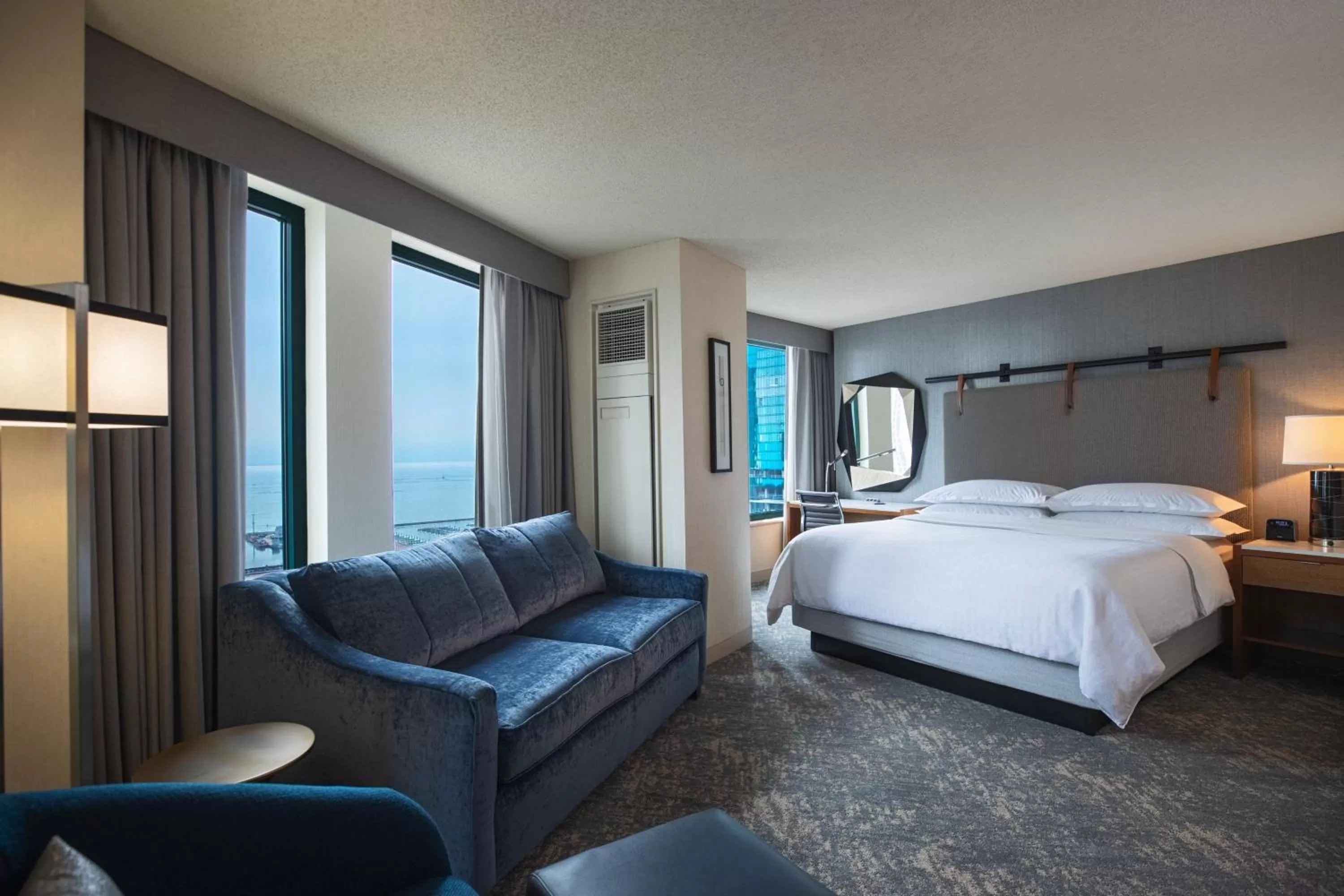 Photo of the whole room, Bed in Sheraton Grand Chicago Riverwalk