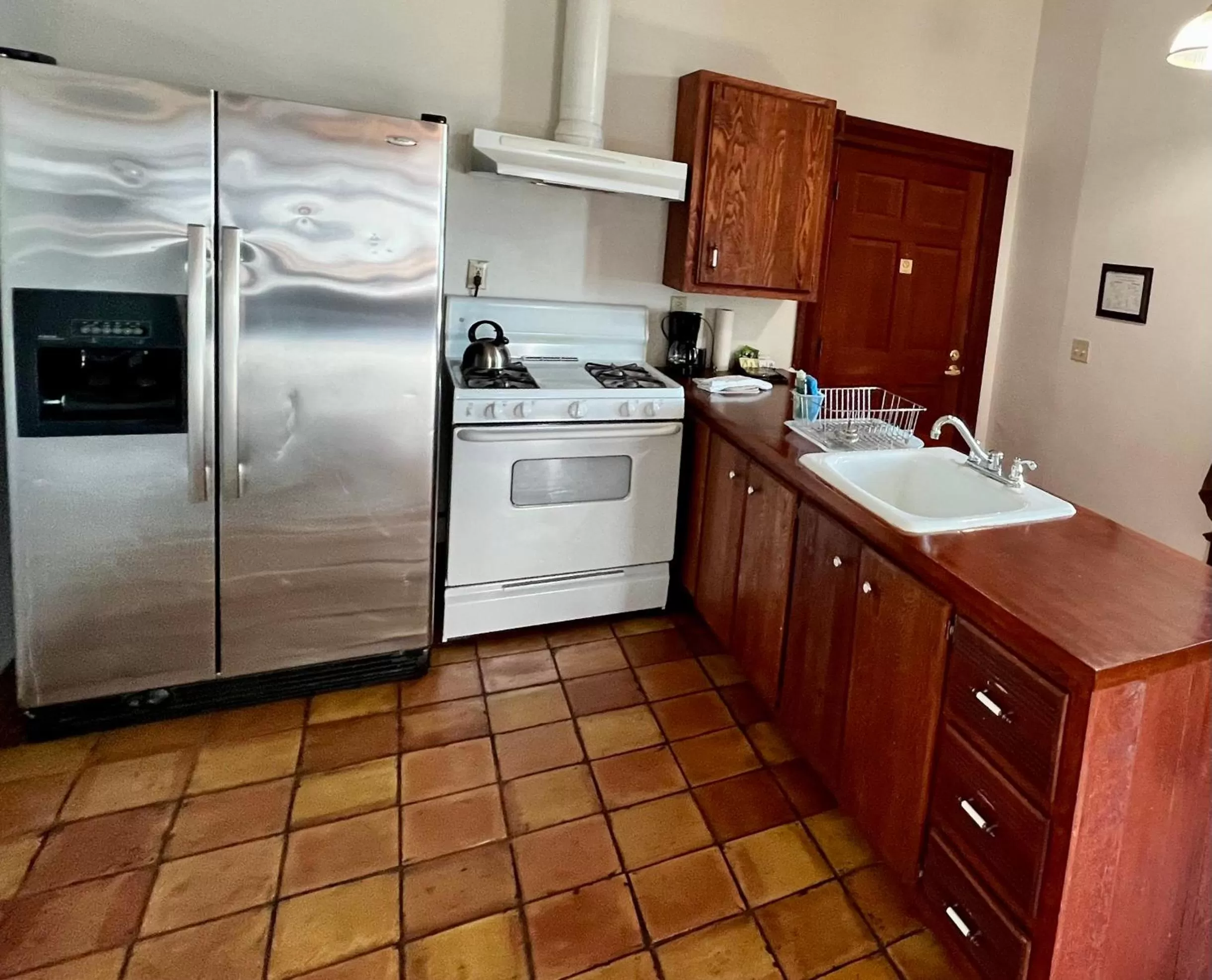 Kitchen/Kitchenette in The Monarch Hotel