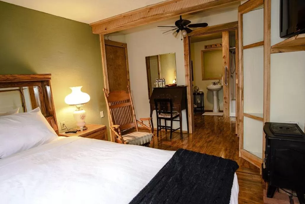 Double Room with Private Bathroom - single occupancy in Trail City Bed & Breakfast