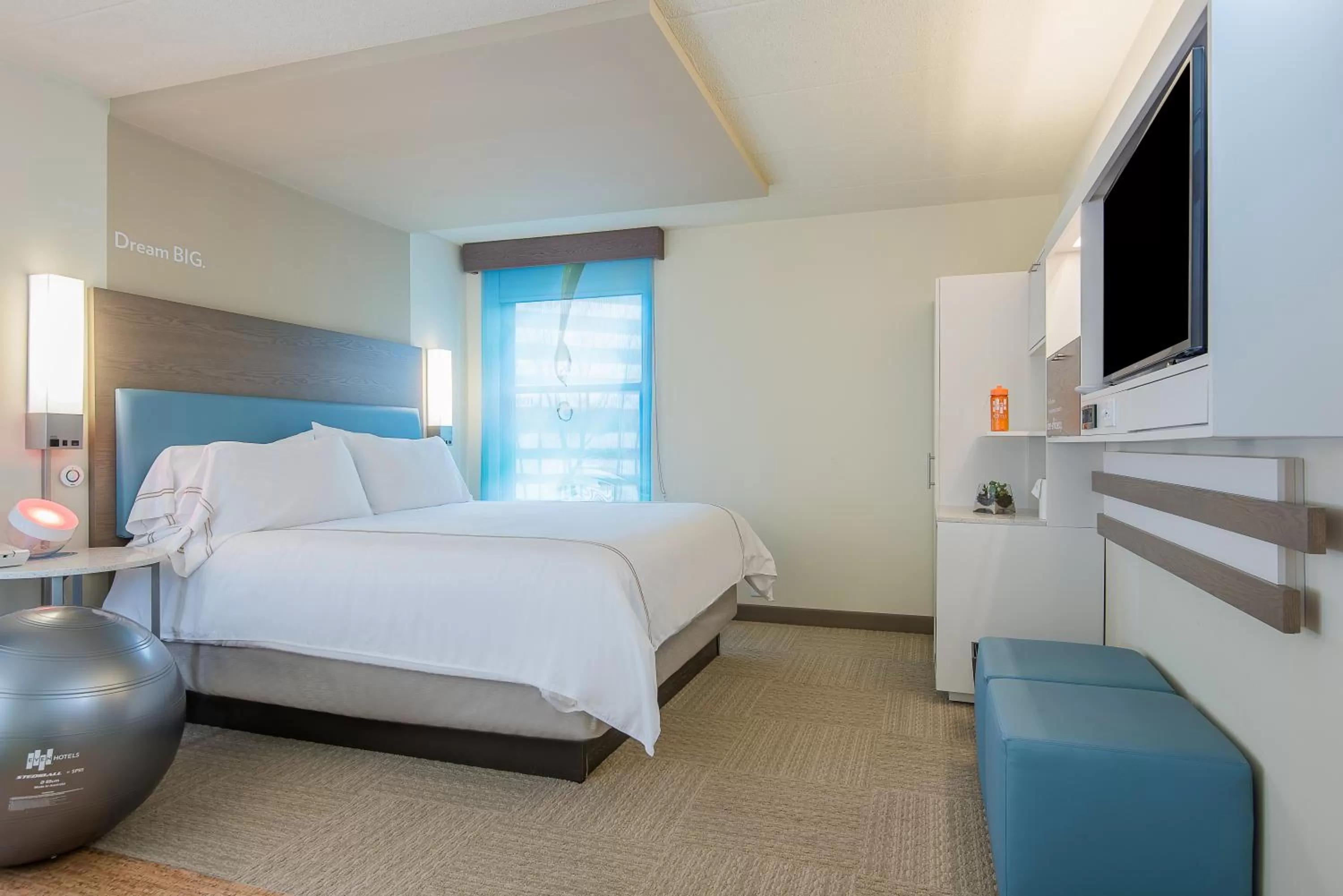 Photo of the whole room, Bed in EVEN Hotel Norwalk by IHG