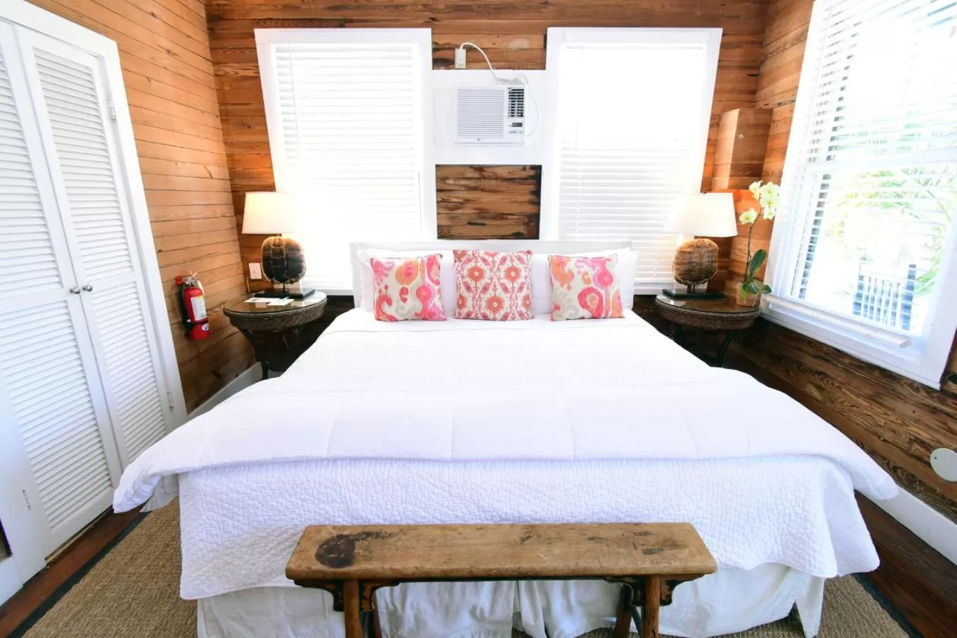 Bed in Simonton Court Historic Inn & Cottages