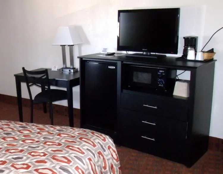 Bed in Woodlawn Hills Motel