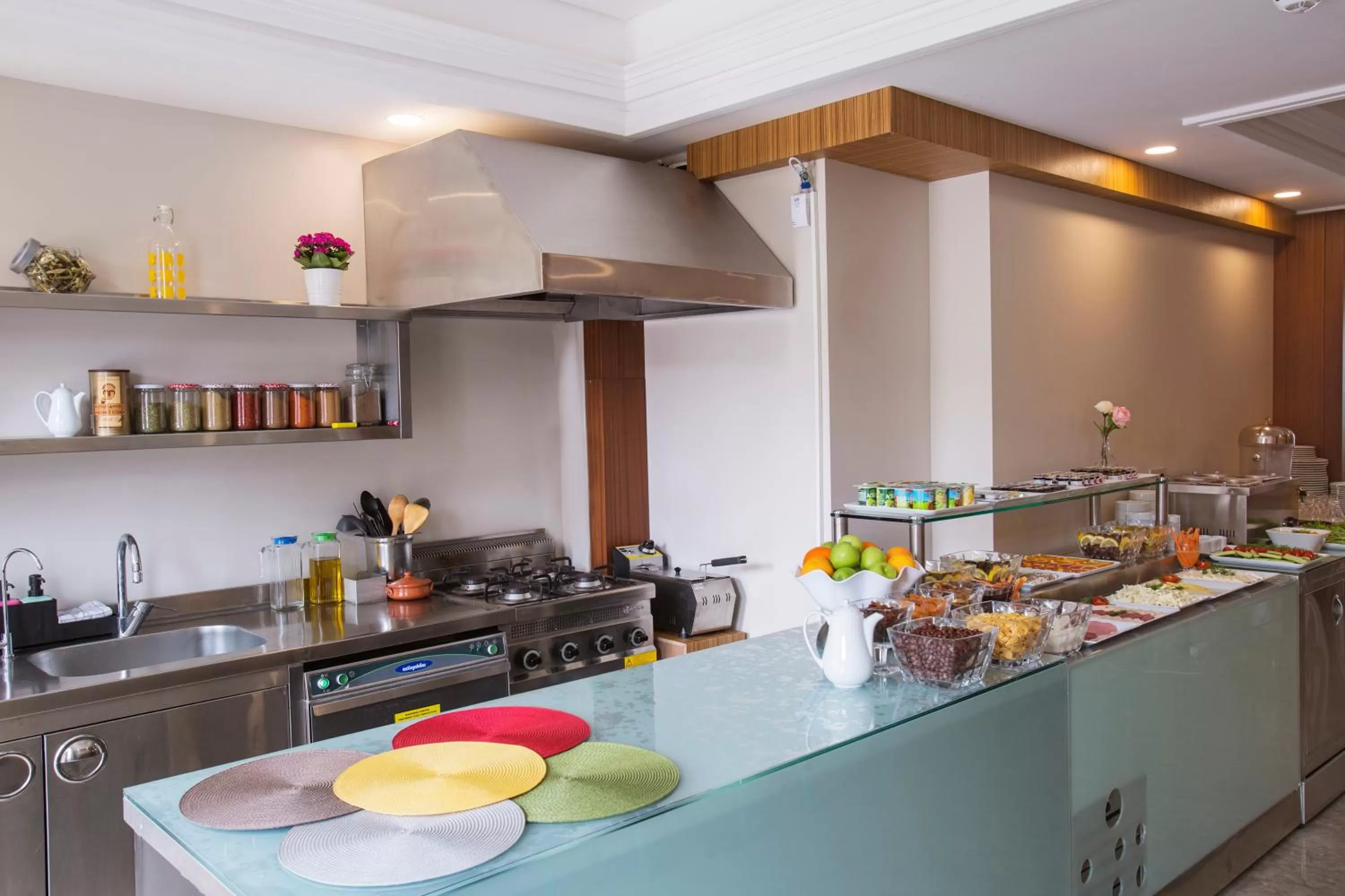 Restaurant/places to eat in Obelisk Hotel & Suites