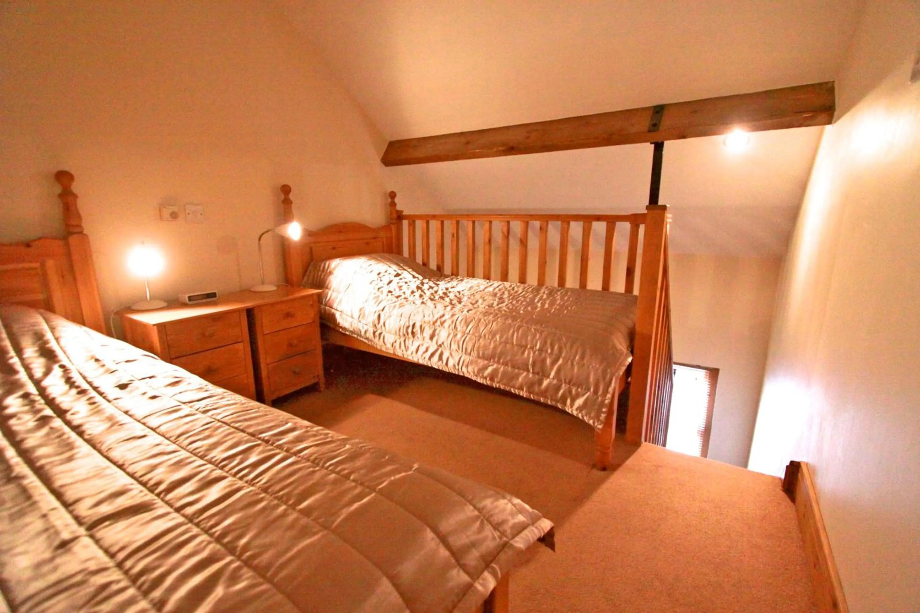 Photo of the whole room, Bed in Centre Of Britain Hotel