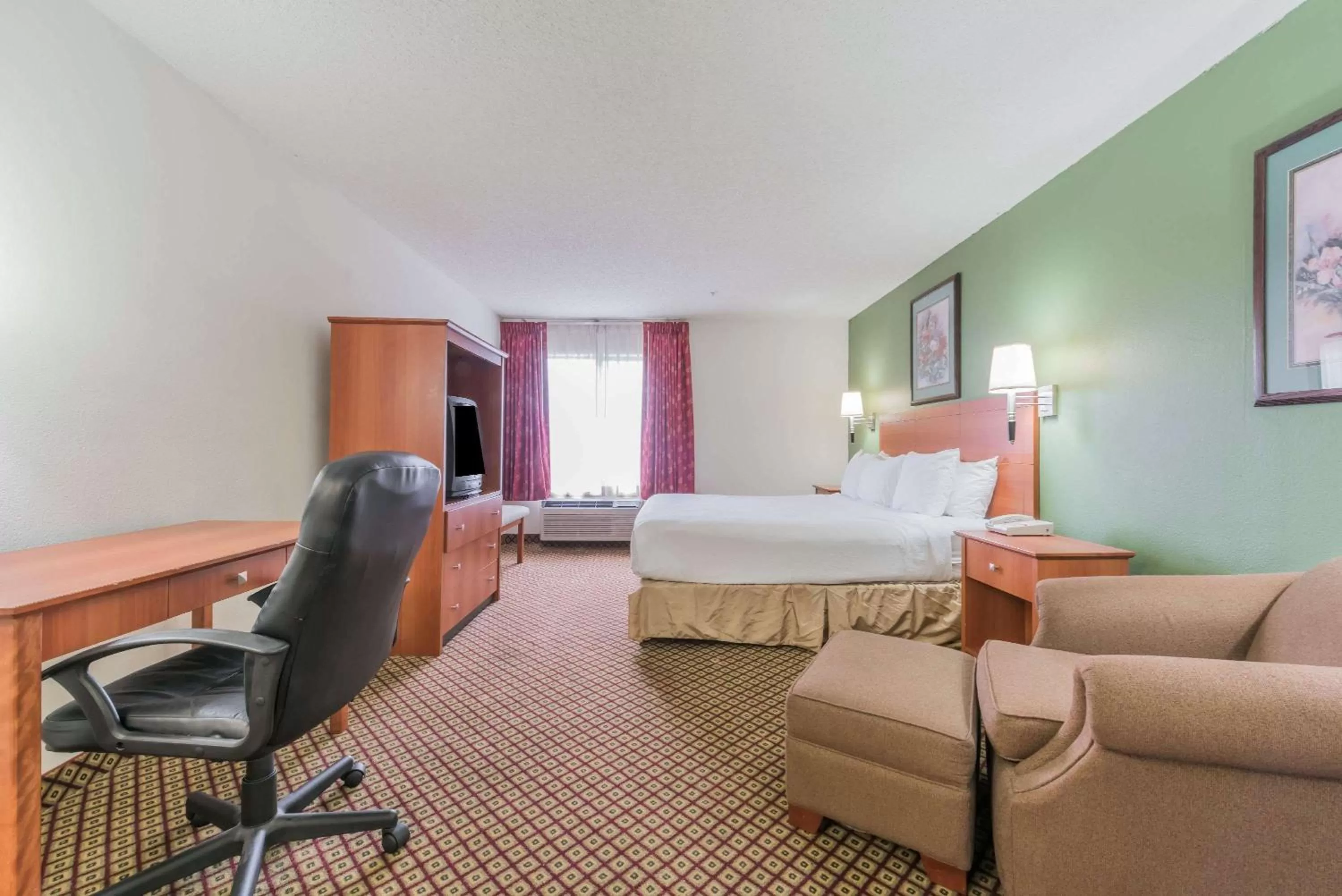 Photo of the whole room, Bed in Super 8 by Wyndham Fort Worth Downtown South
