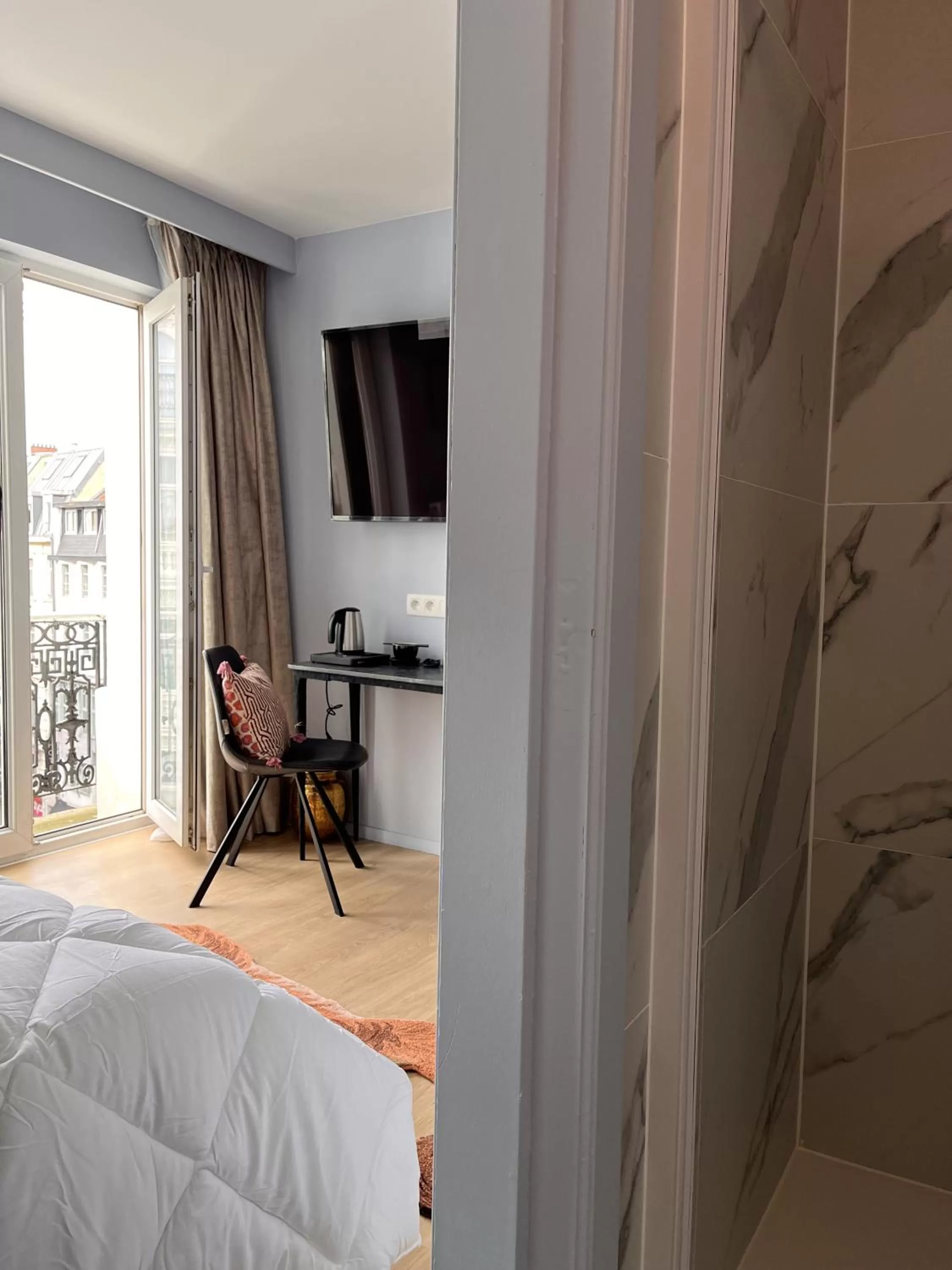 TV and multimedia in Hôtel La Pièce