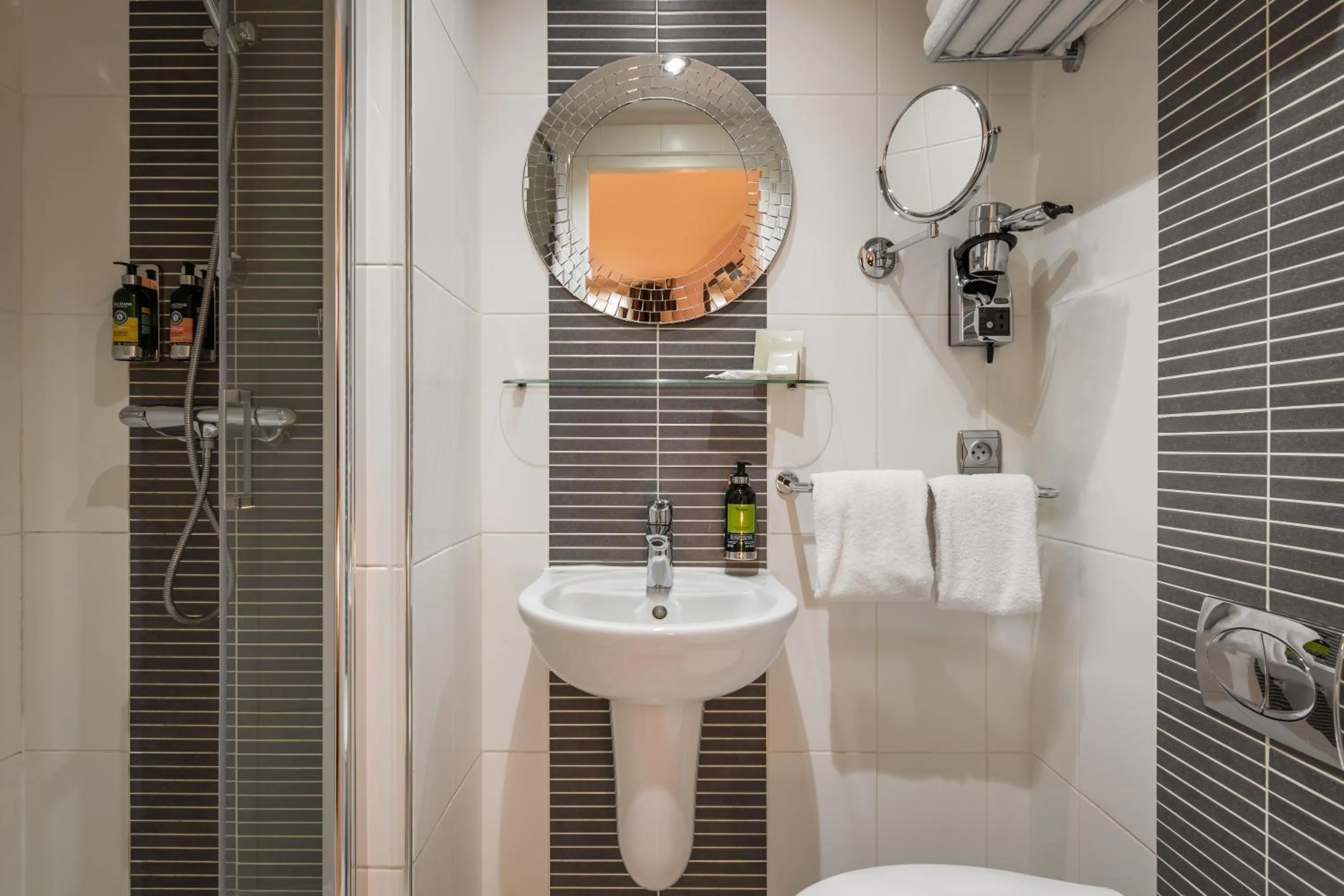Bathroom in Arc De Triomphe