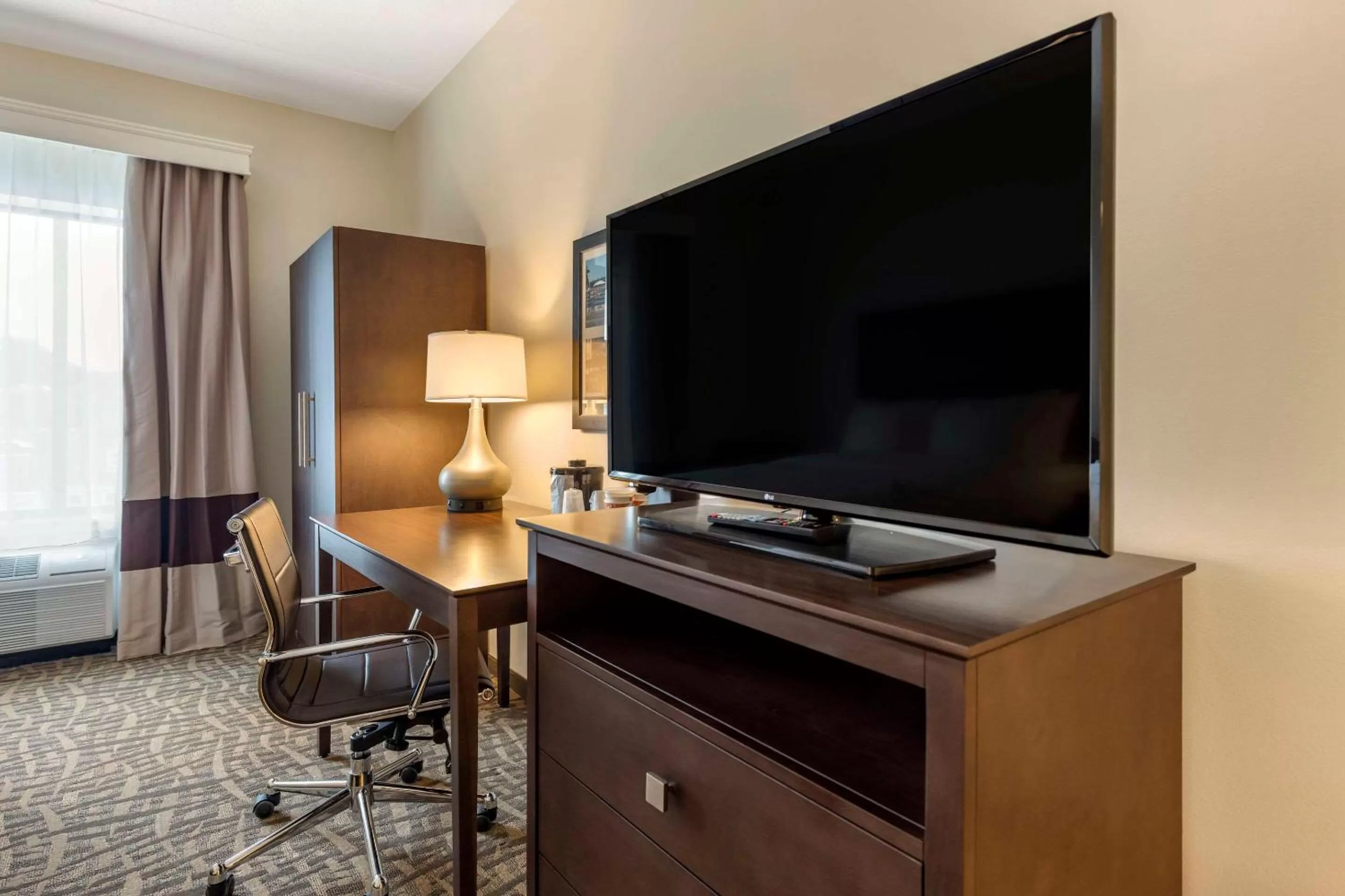Bedroom in Comfort Inn & Suites Pittsburgh-Northshore