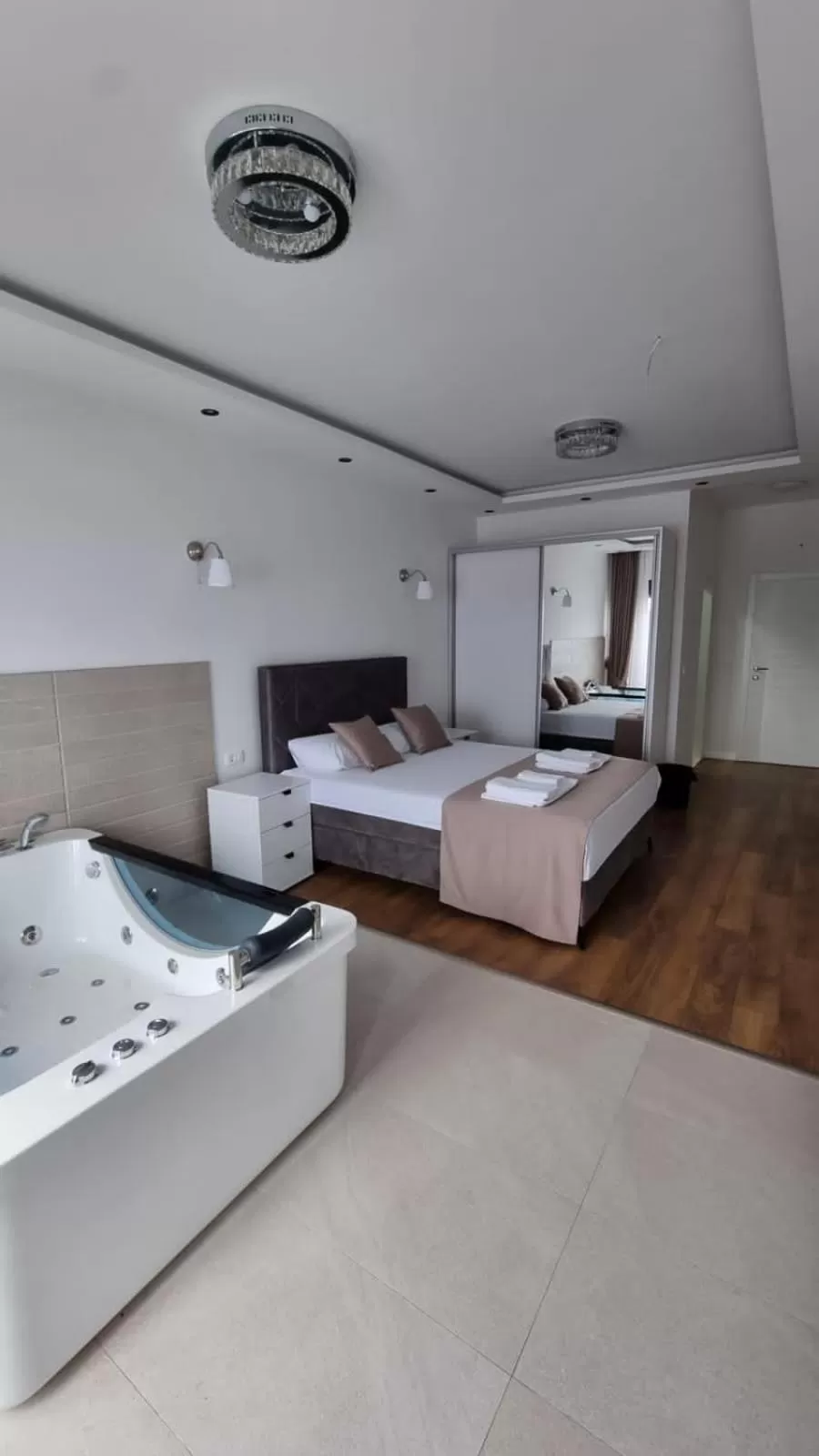 Hot Tub, Bed in Elan Luxury Apartments & Lounge Bar