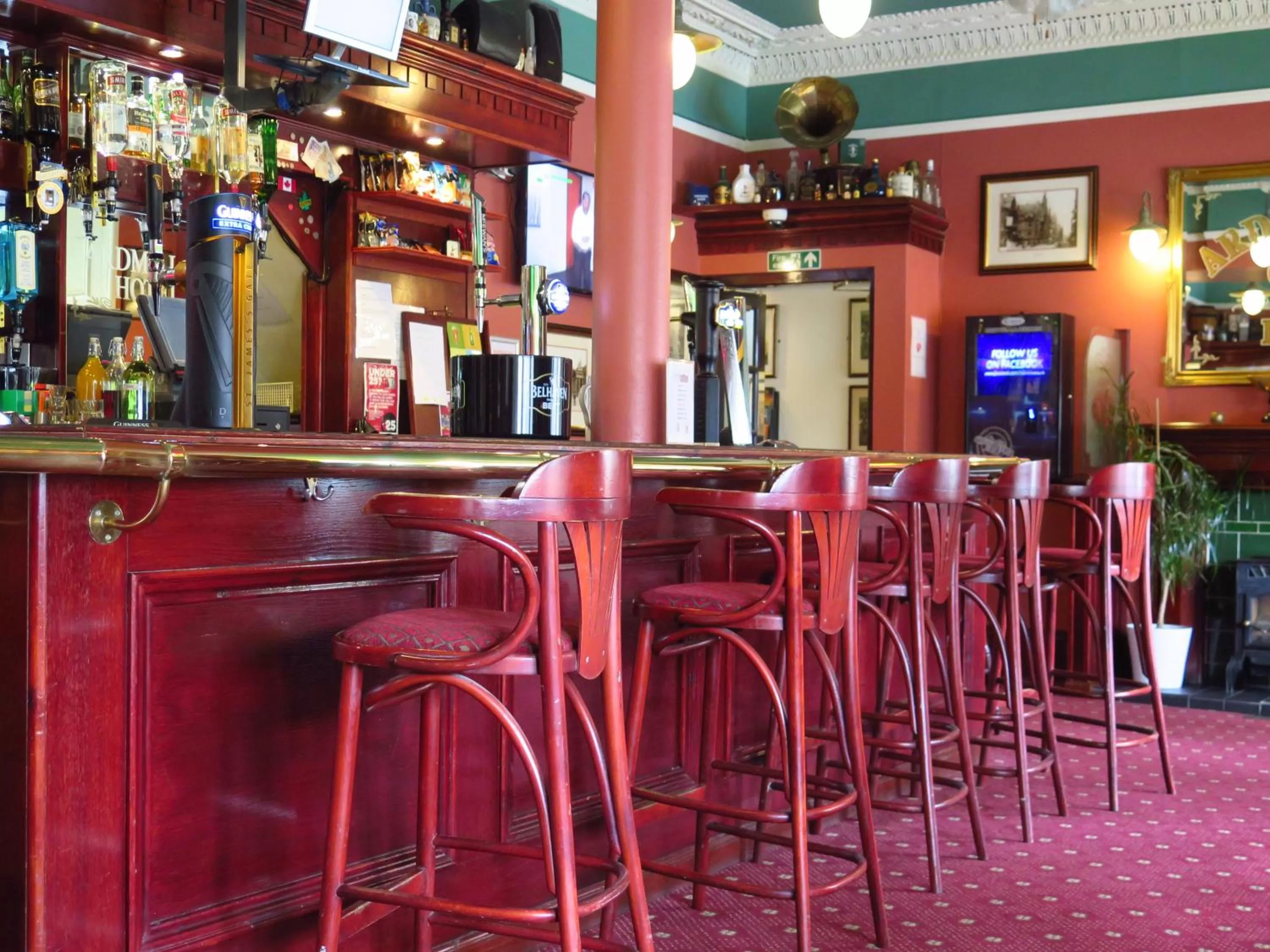 Lounge or bar, Restaurant/Places to Eat in Ardmillan Hotel