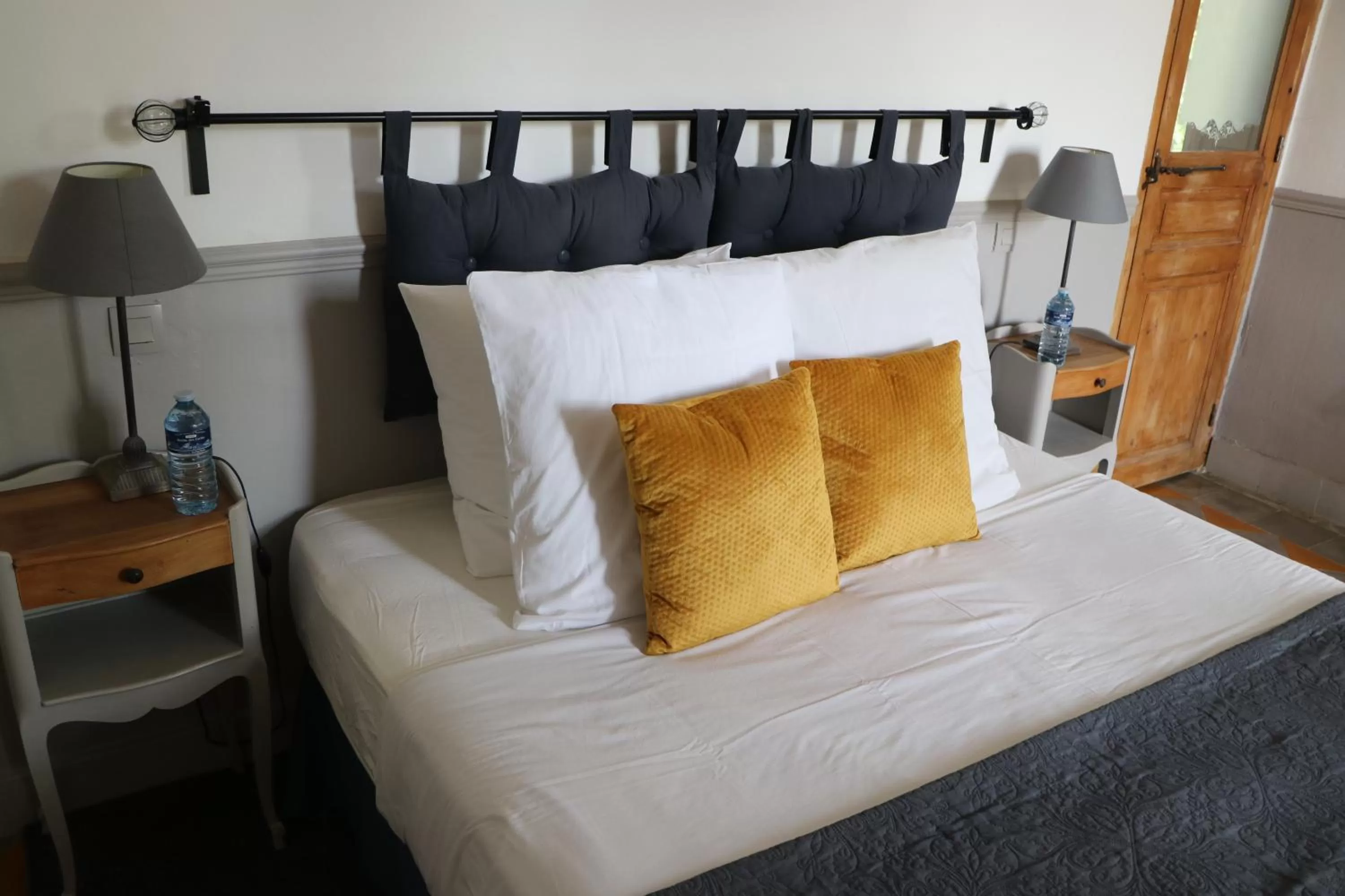 Property building, Bed in Le Mas des Cerisiers JACUZZI et SAUNA inclus pour tous les logements