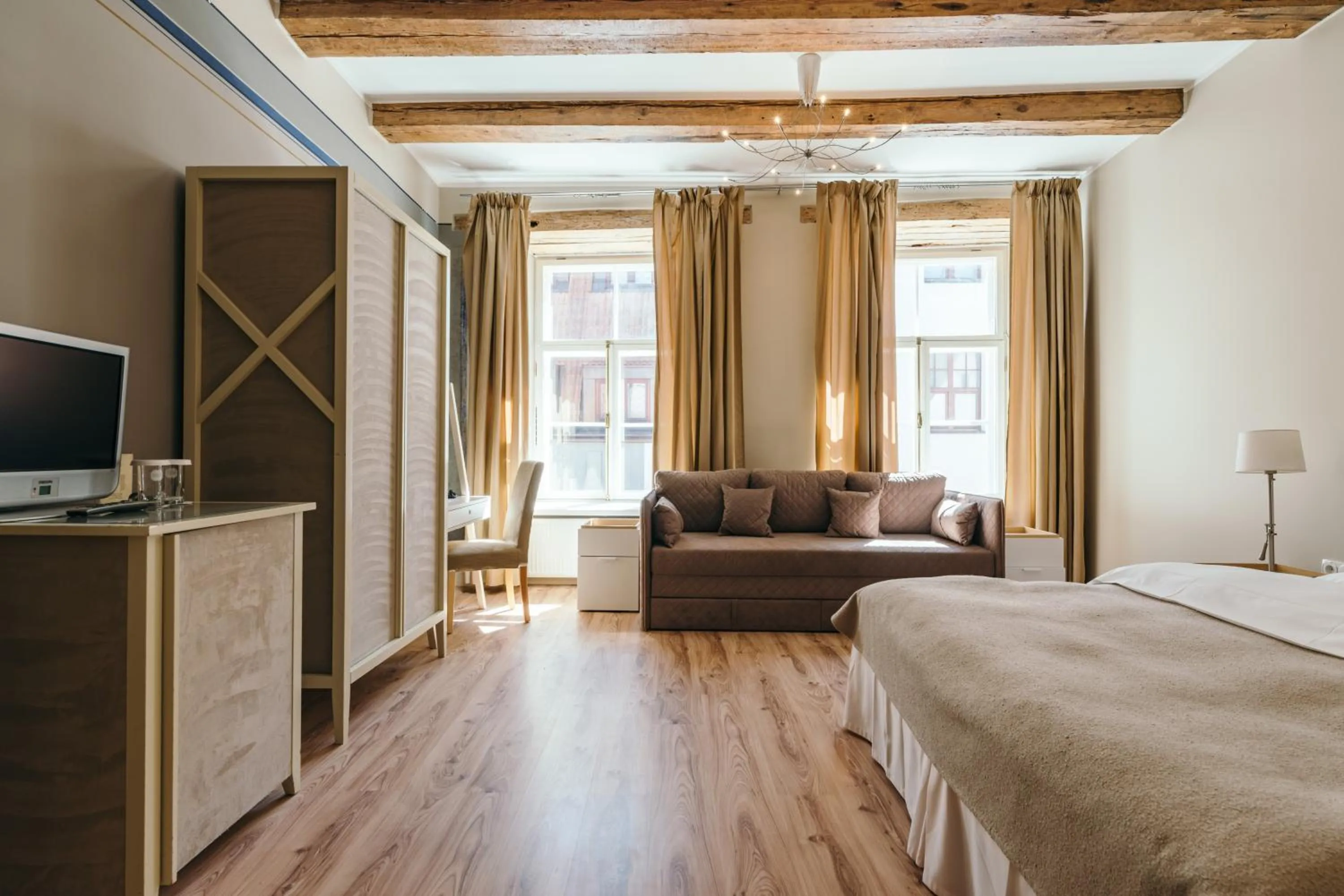 Seating area, Bed in Merchants House Hotel