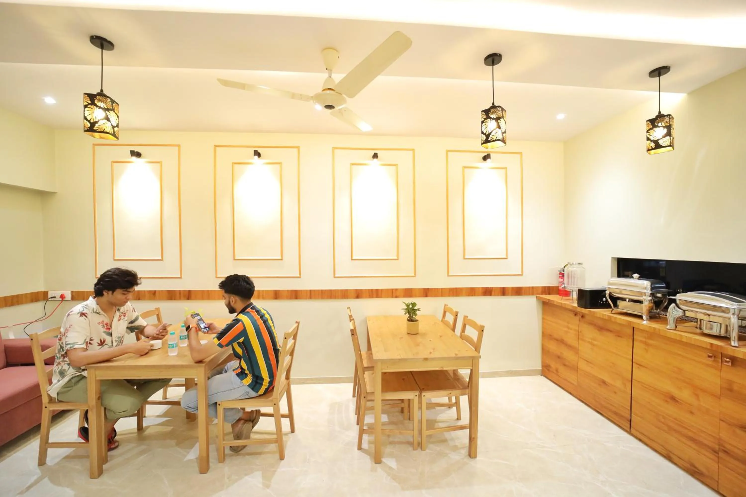 Communal lounge/ TV room in HOTEL ALFA EXECUTIVE