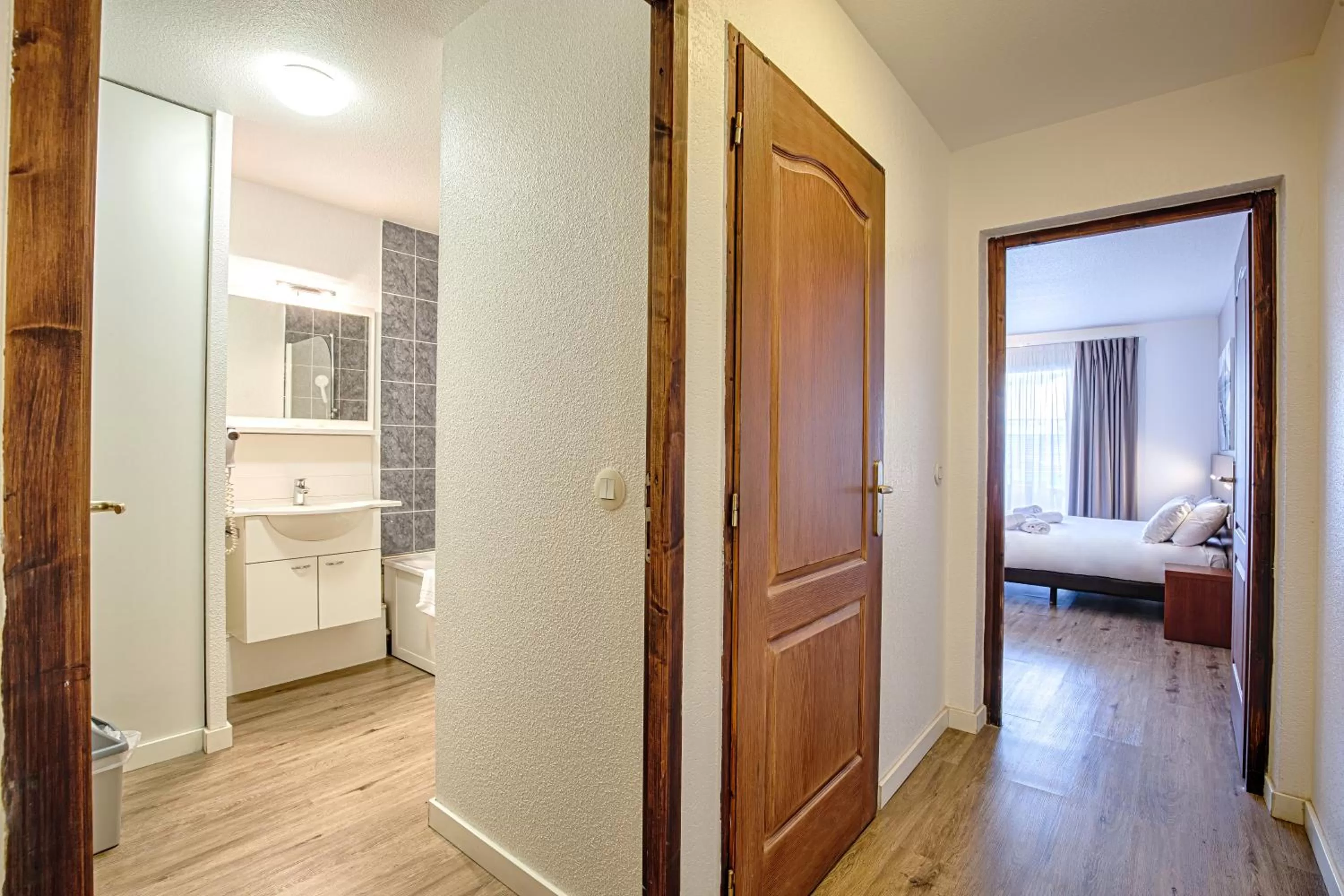 Bathroom, Bed in Résidence Azurea