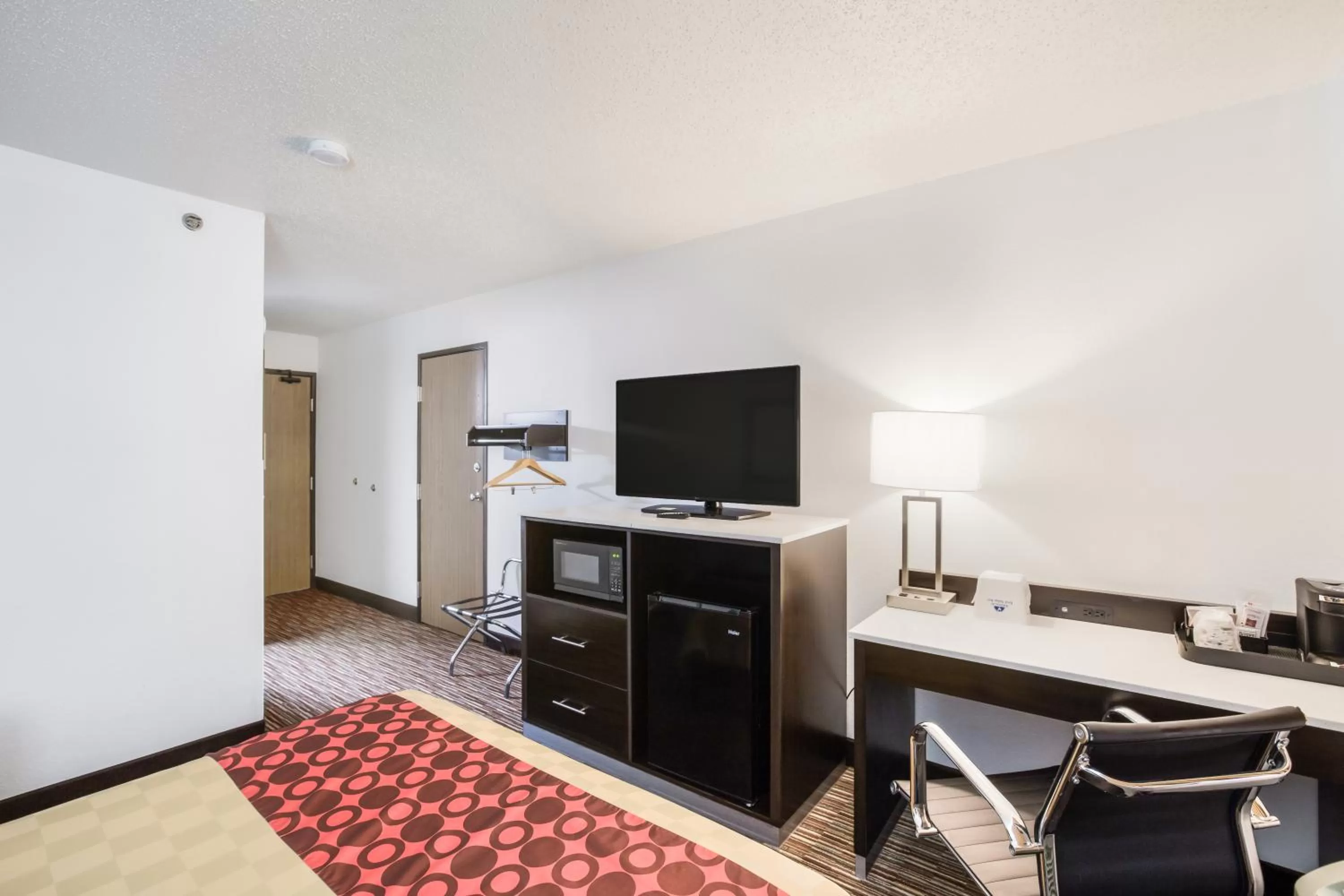 TV and multimedia in Americas Best Value Inn Charlotte