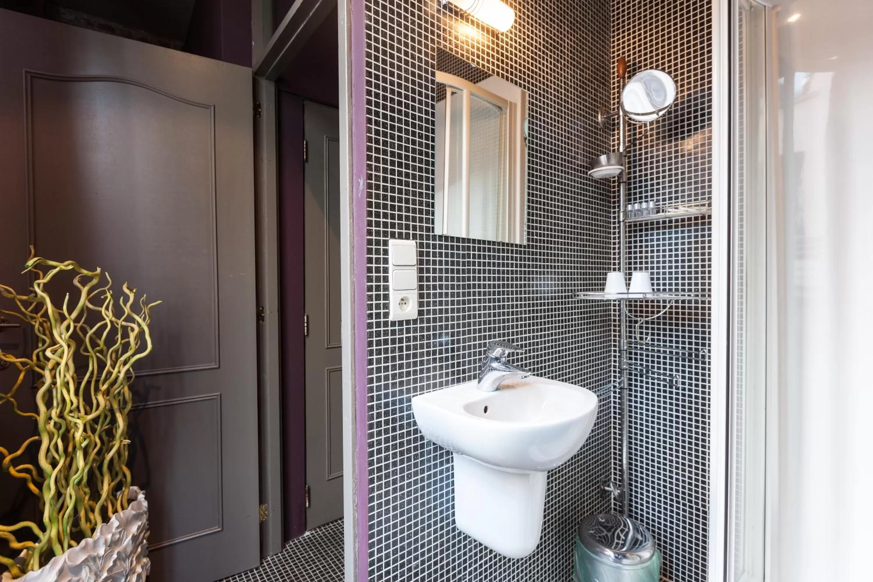 Bathroom in Hotel Diamonds and Pearls