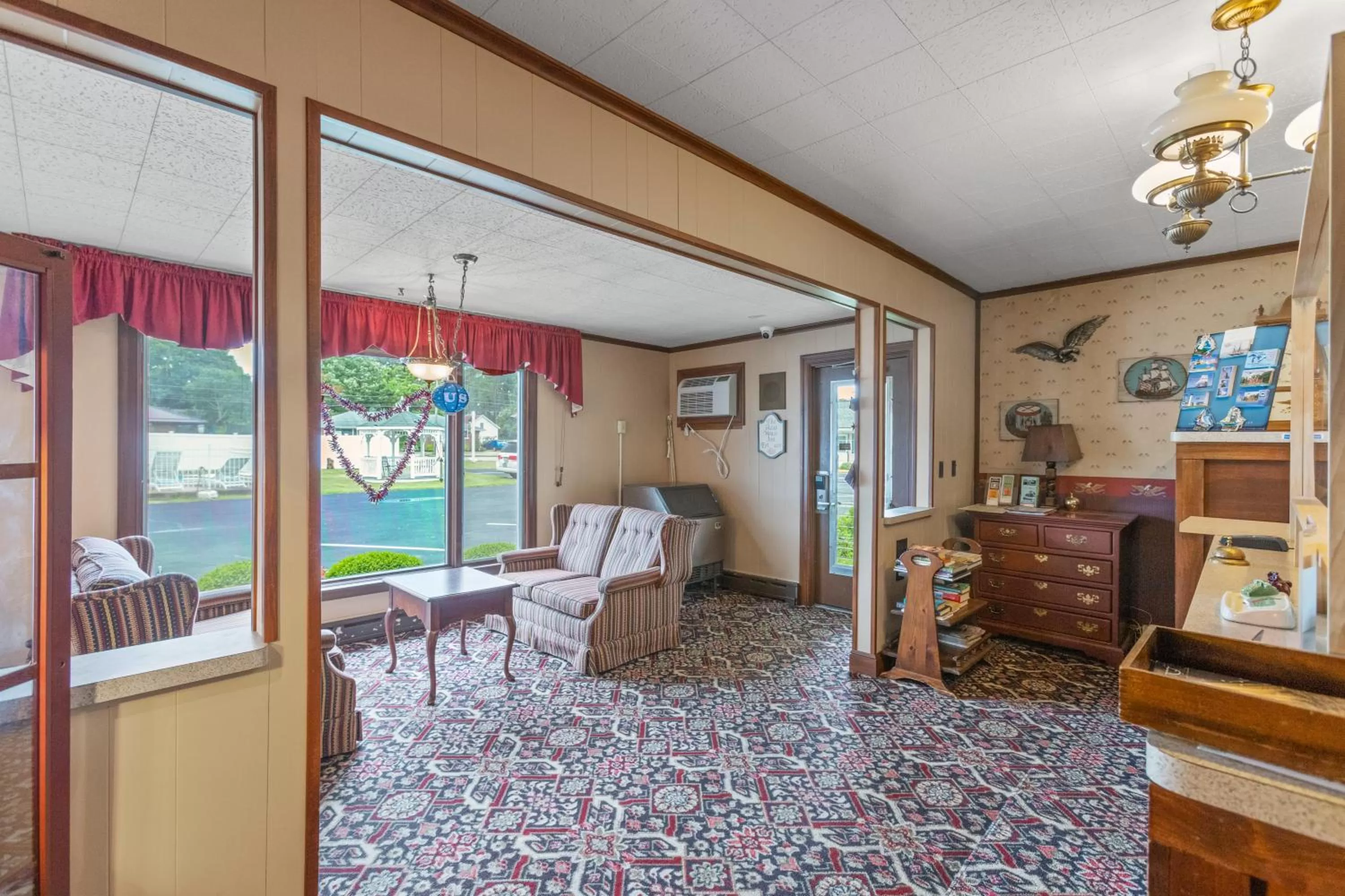 Lobby or reception in Glass House Inn Erie Near I-90 & I-79