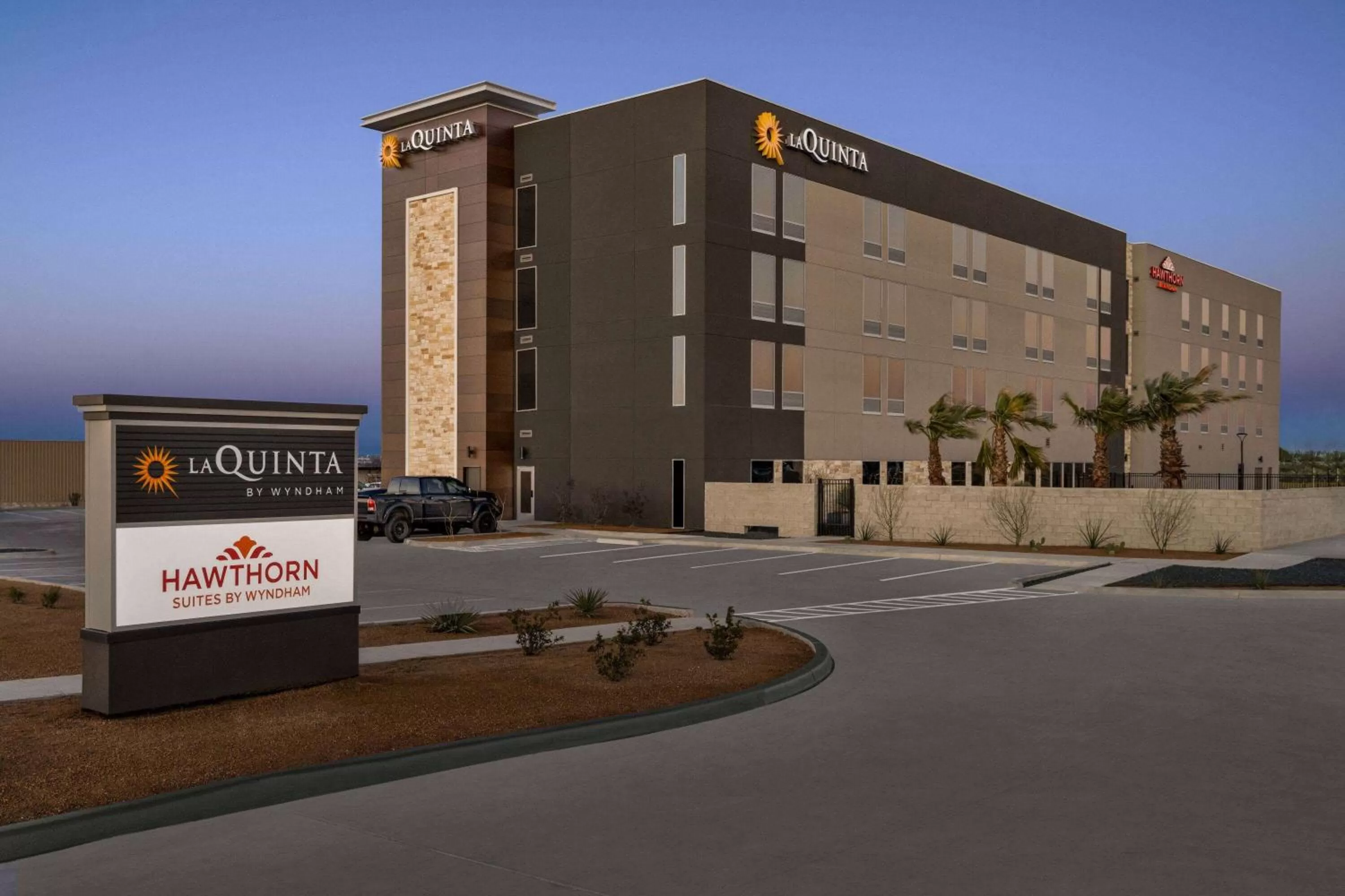 Property building in La Quinta Inn & Suites by Wyndham Del Rio