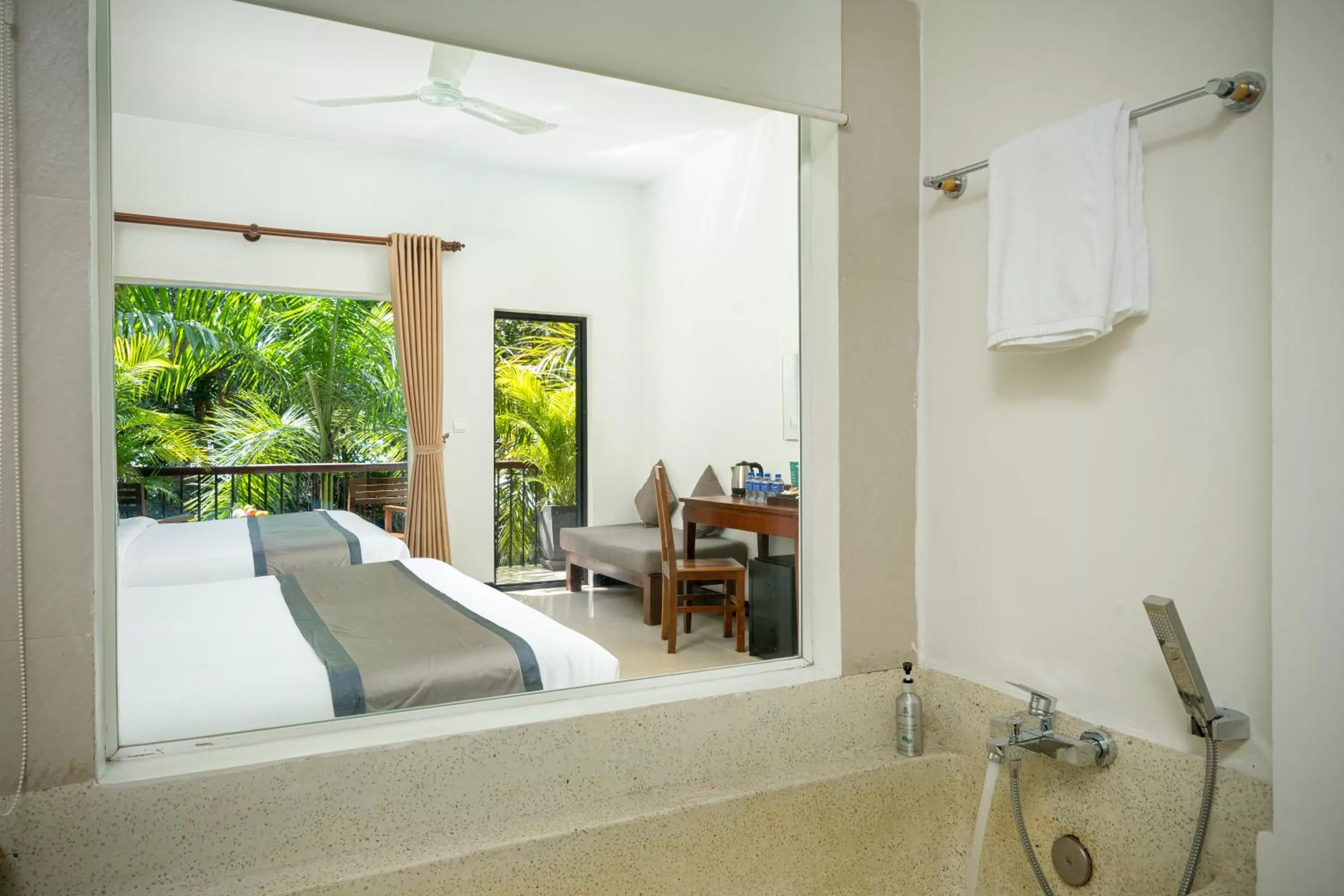 Photo of the whole room in Landing Gold by Amatak