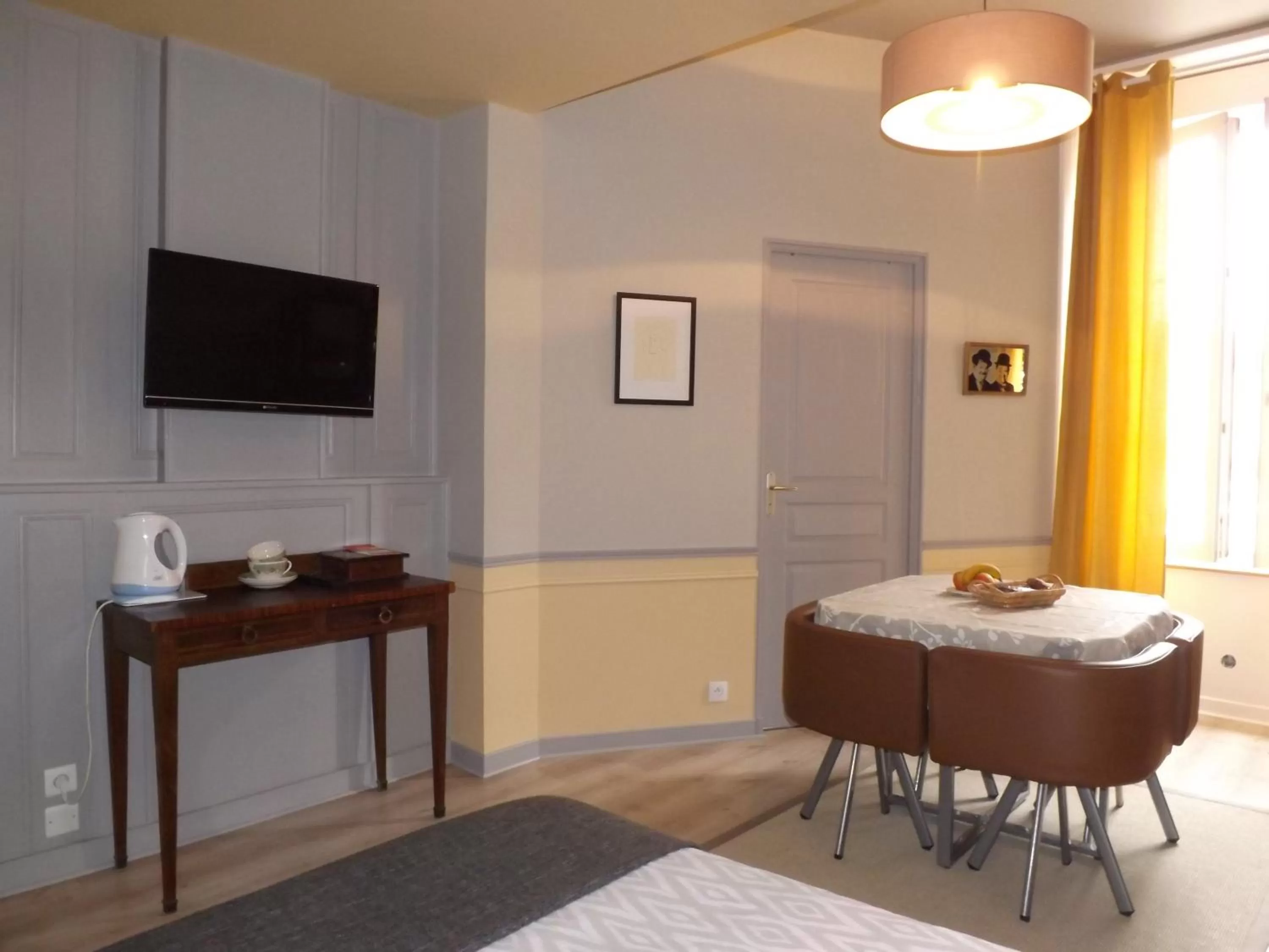 TV/Entertainment Center in HOTEL particulier LARIBOISIERE