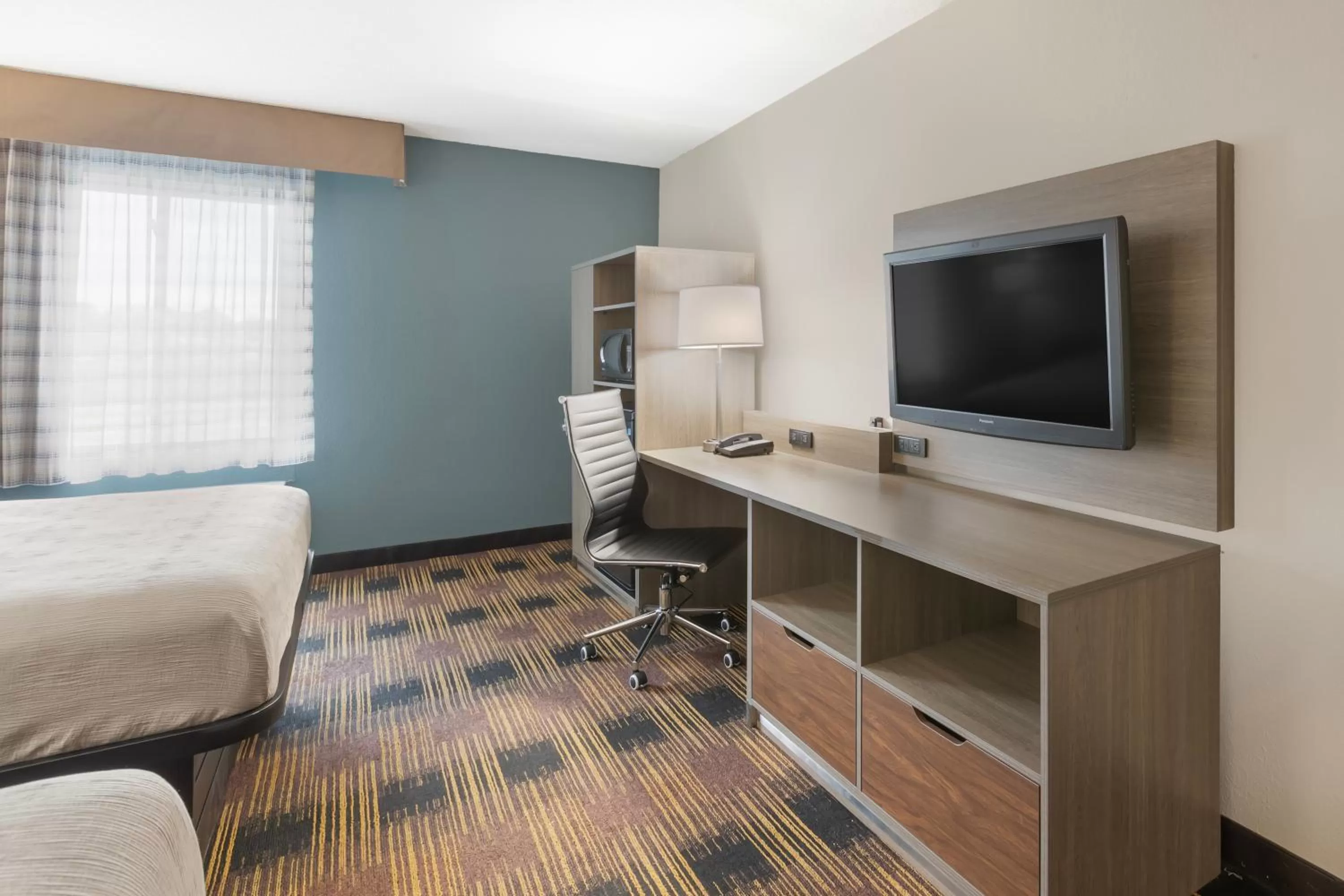 TV and multimedia, Bed in Quality Inn Newton at I-80