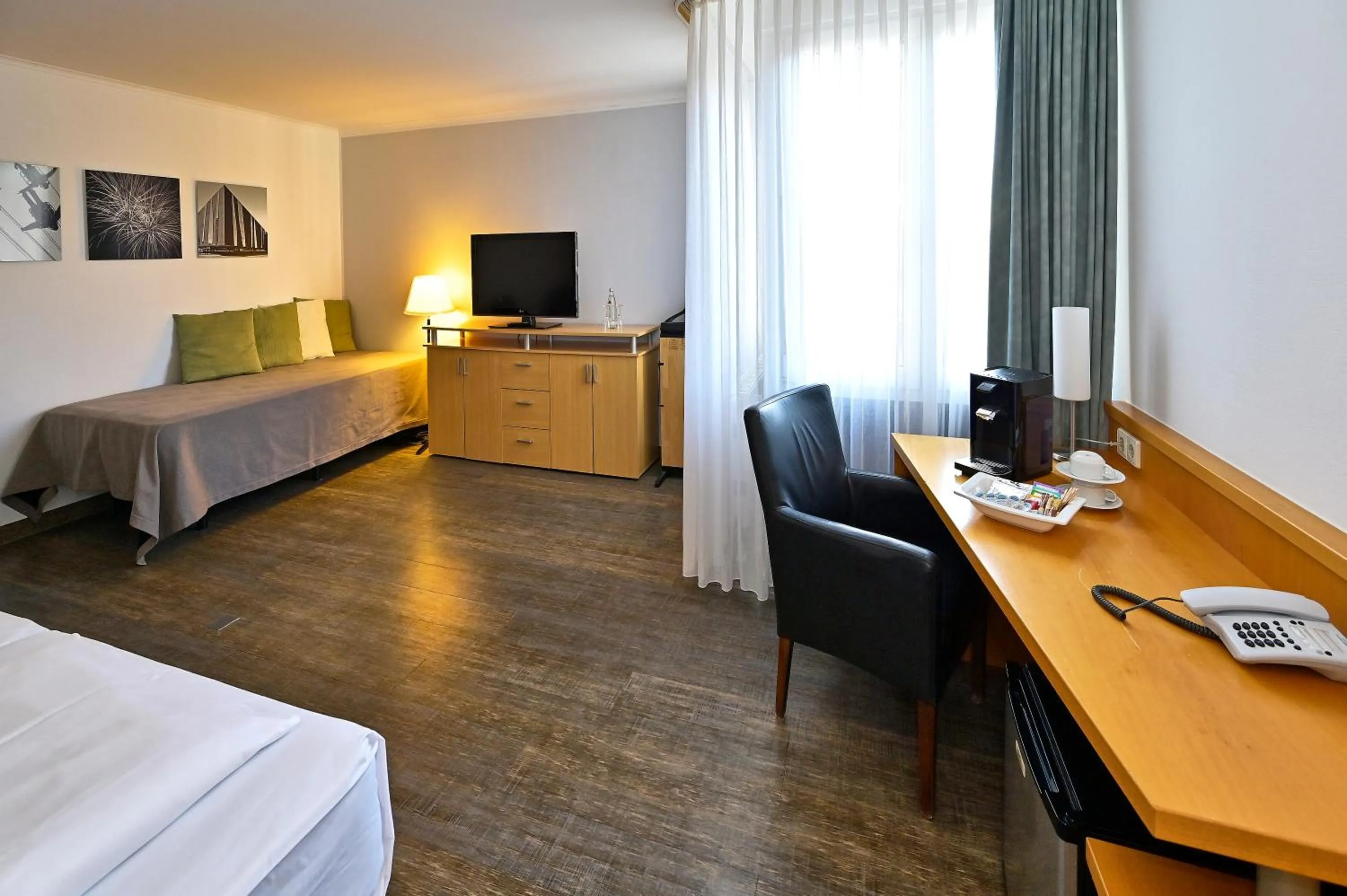 Photo of the whole room, Bed in HESSE HOTEL Celle
