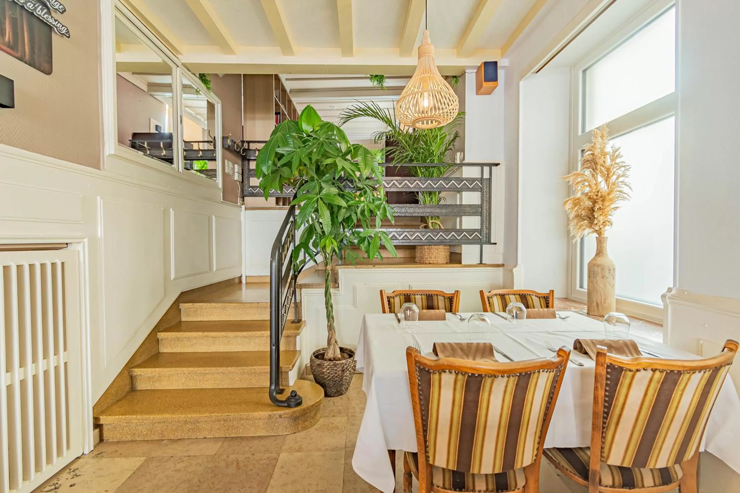 Restaurant/places to eat in Hôtel Le Petit Poète