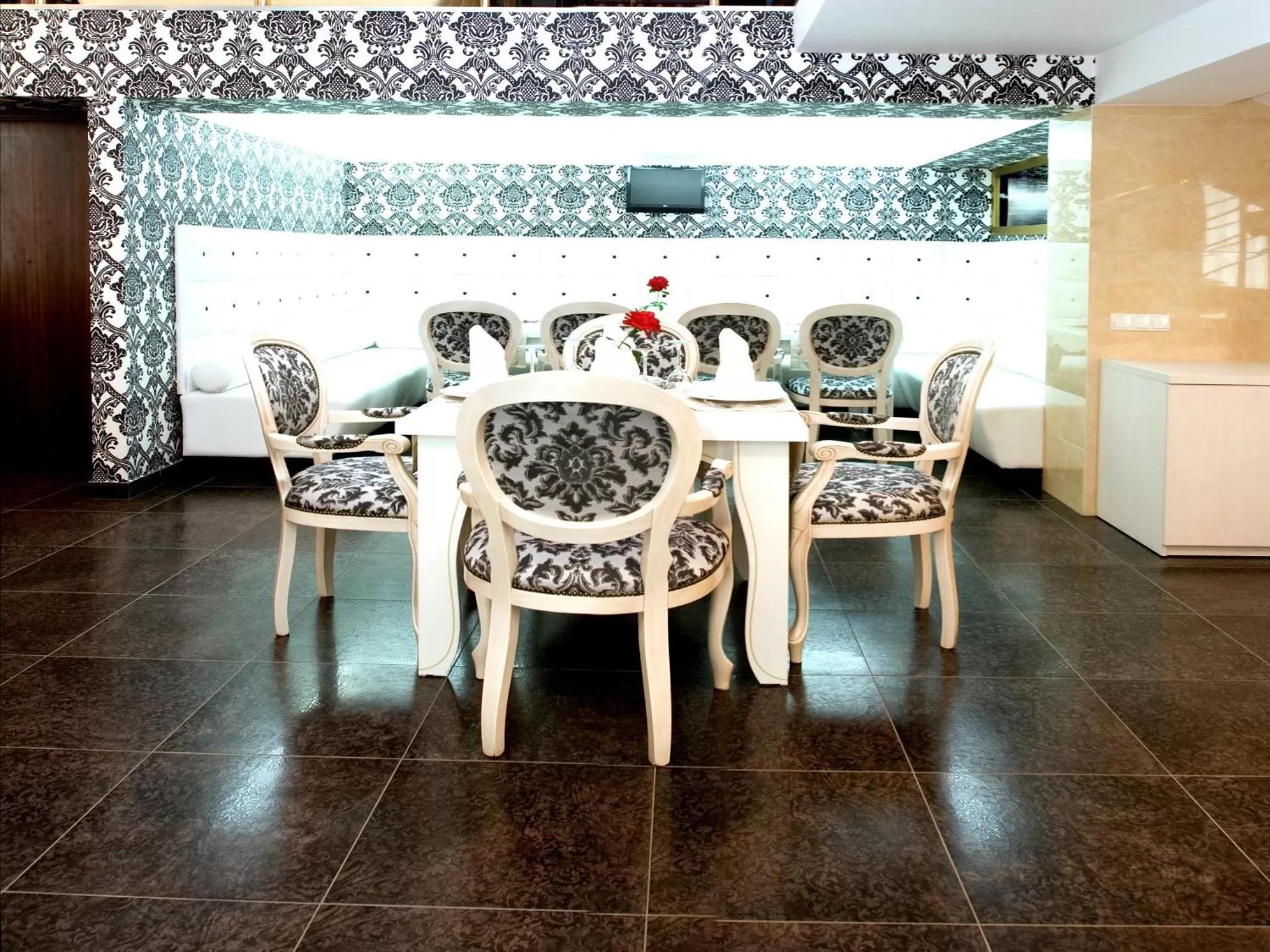 Restaurant/places to eat in Manhattan Hotel & Restaurant