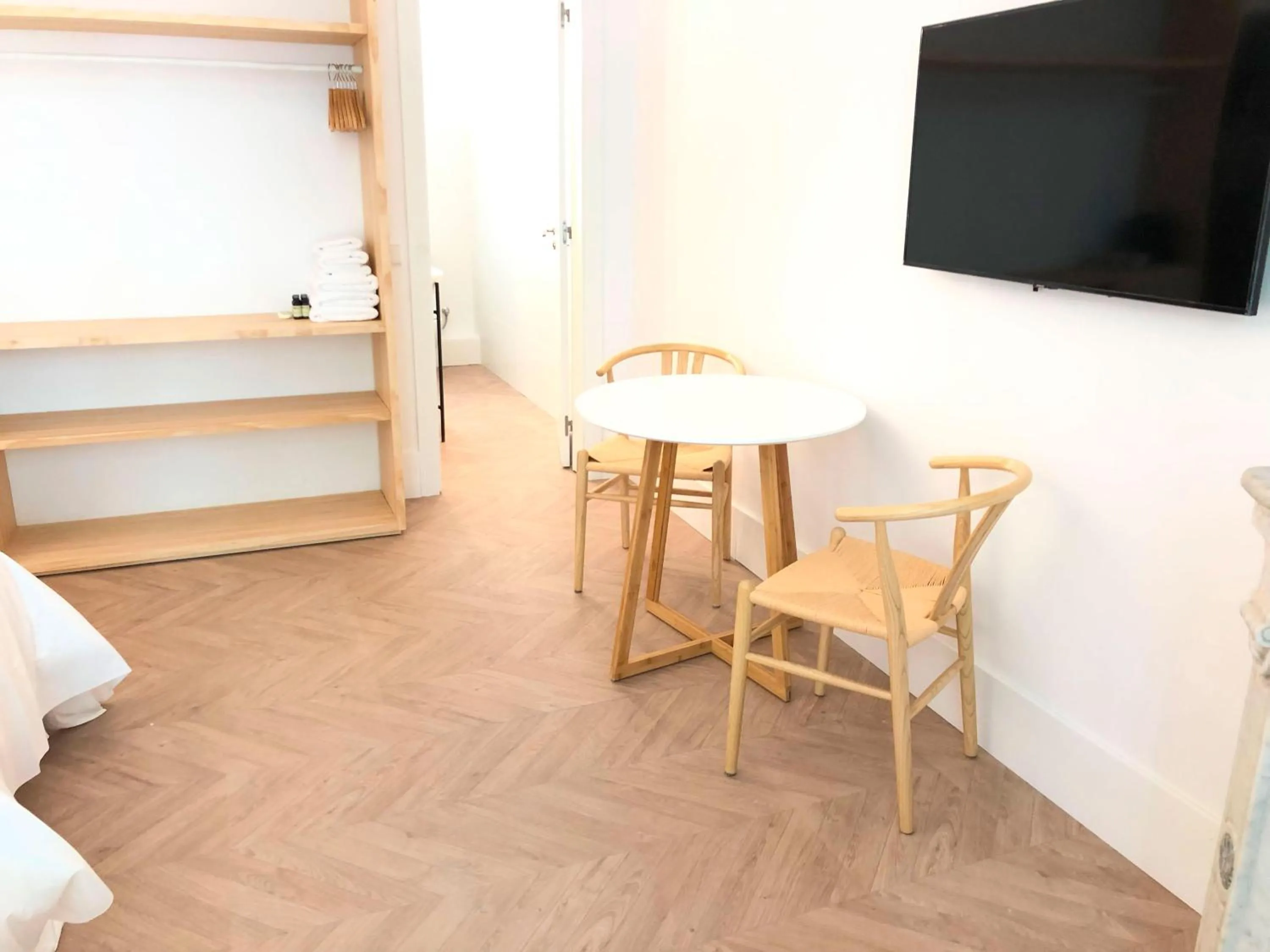 Seating area, Bed in The MO House