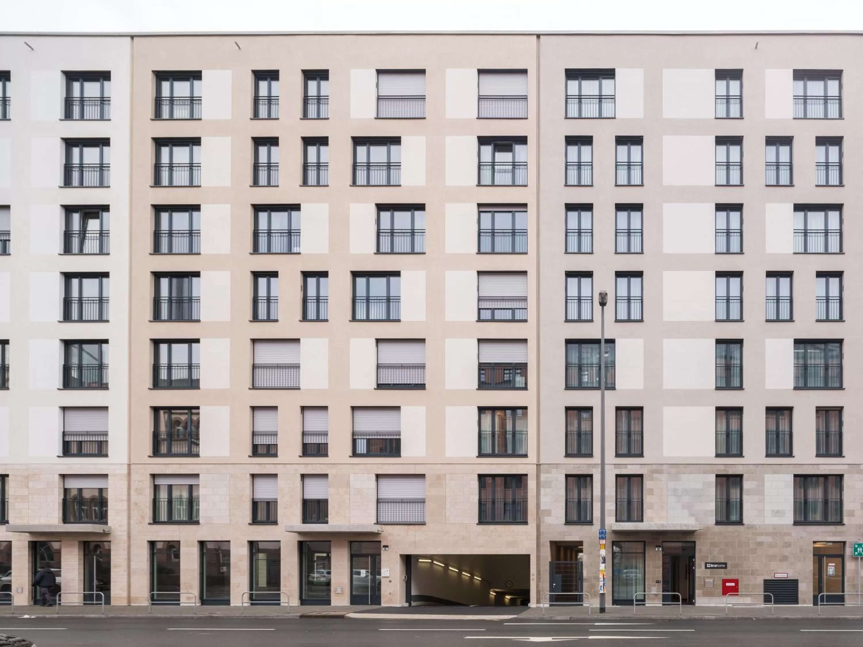 Property building in Limehome Frankfurt Gutleutstraße - Digital Access