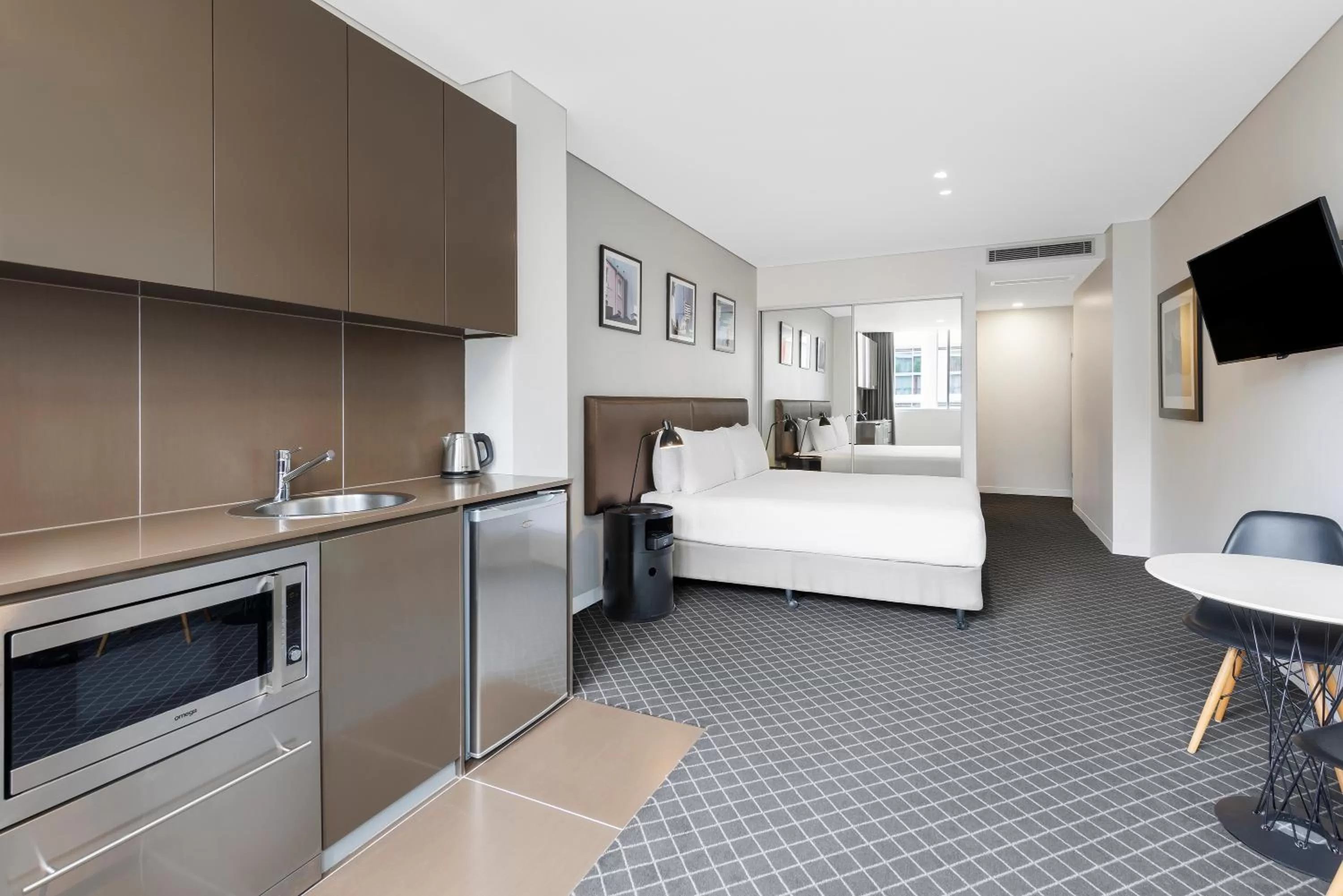 Bed in Holiday Inn & Suites Sydney Bondi Junction by IHG