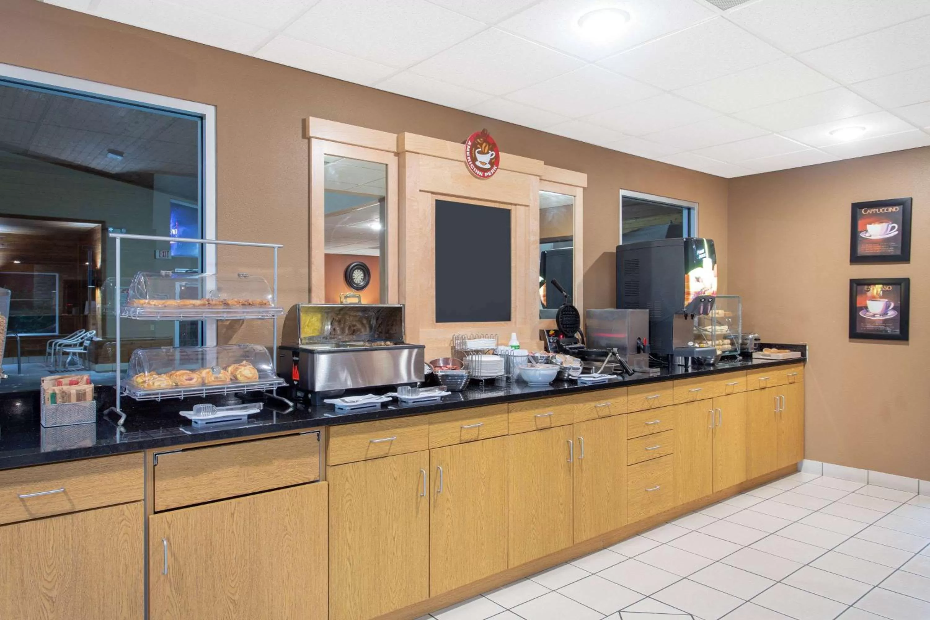 Restaurant/places to eat in AmericInn by Wyndham Boscobel