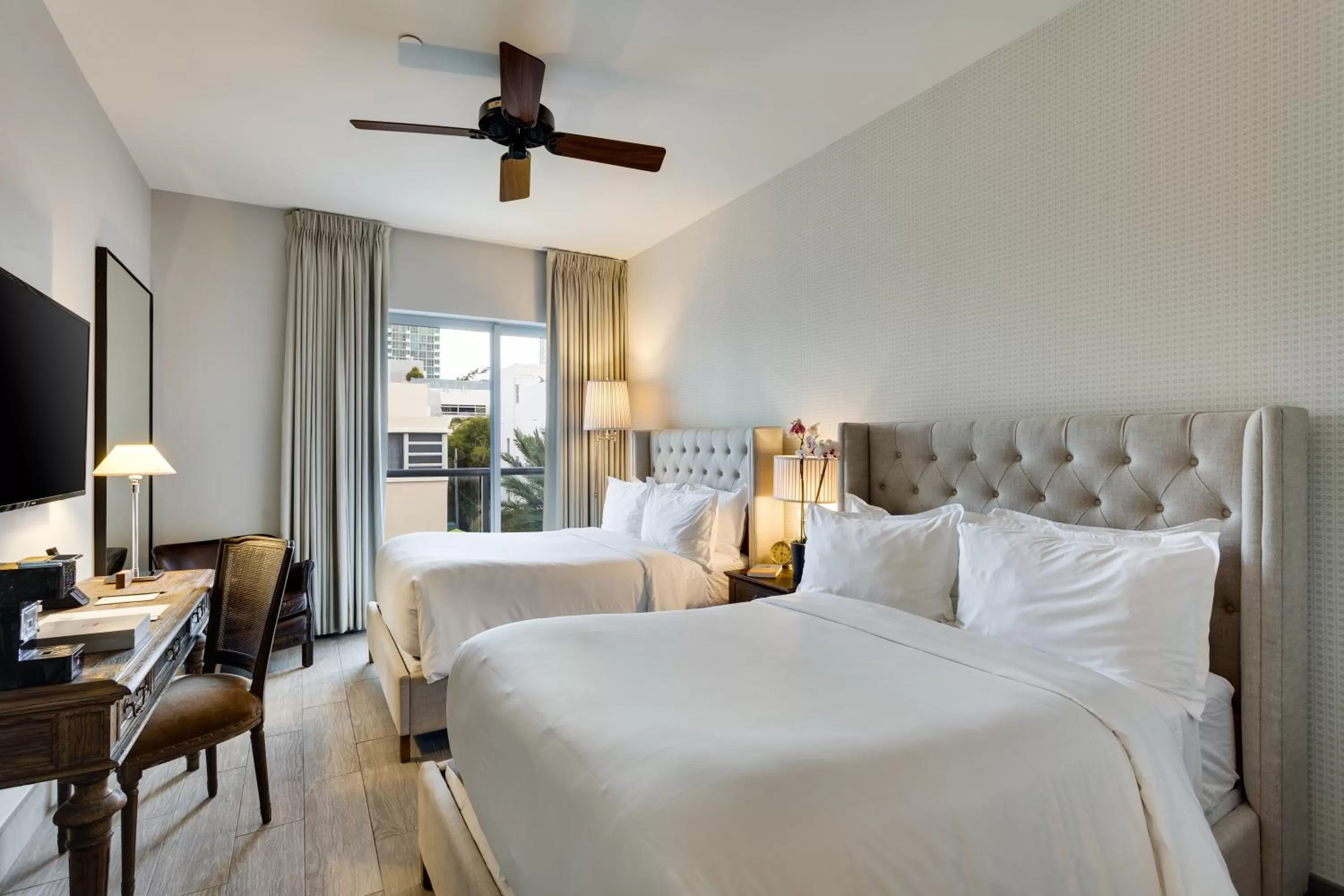 Photo of the whole room, Bed in The Plymouth South Beach